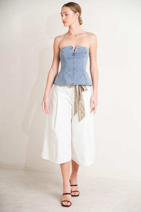 
A washed denim top featuring strapless, V cut out, peplum and back zipper closure

Details:

Self : 85% Cotton 14% Polyester 1% Spandex&nbsp;
Lining : 90% Polyester 10% Cotton

Size &amp; Fit

- Model is 5`8" And Wearing Size Small
- Measurements Taken From Size Small
- Approx. Length: 14"