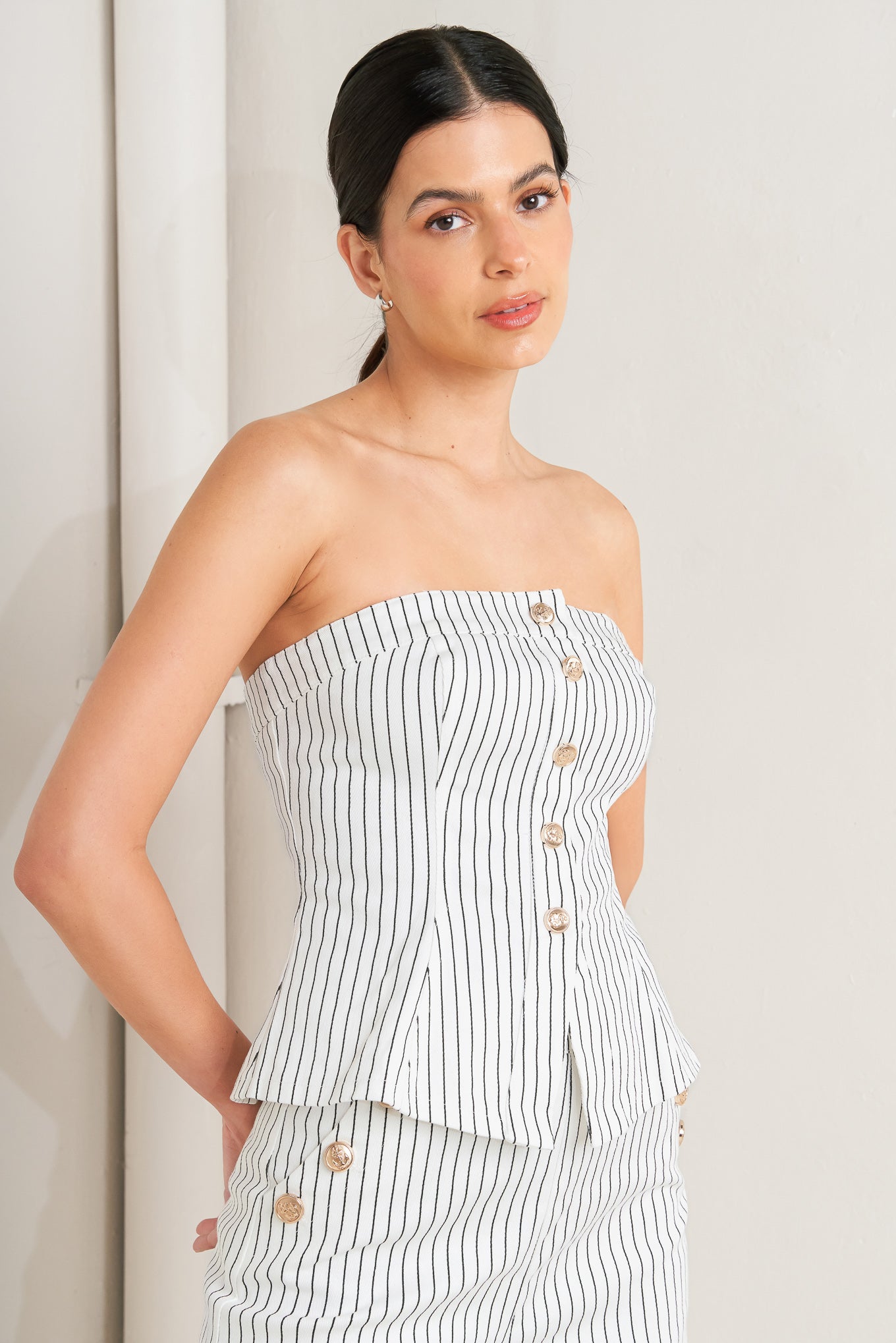 
A striped woven pant featuring side button detail, pockets, wide leg and back zipper closure. Matching top FT1789B

Details:

Self : 97% Cotton 3% Spandex

Size &amp; Fit

- Model is 5`8" And Wearing Size Small
- Measurements Taken From Size Small
- Approx. Length: 44" FLYING TOMATO