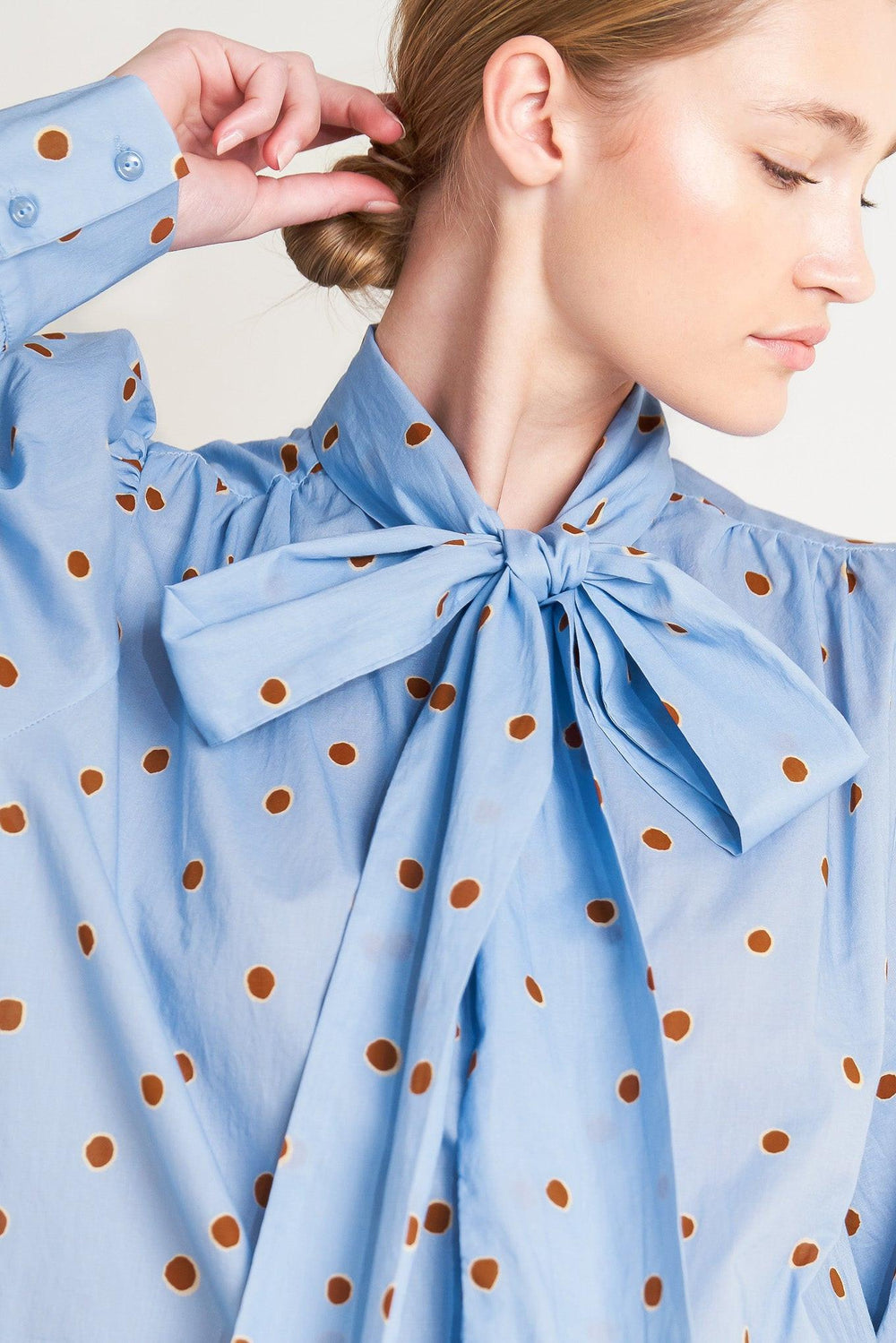 
A printed woven top featuring front tie, button down and long sleeve with wide cuff

Details:

Self : 100% Cotton

Size &amp; Fit

- Model is 5`8" And Wearing Size Small
- Measurements Taken From Size Small
- Approx. Length: 26"