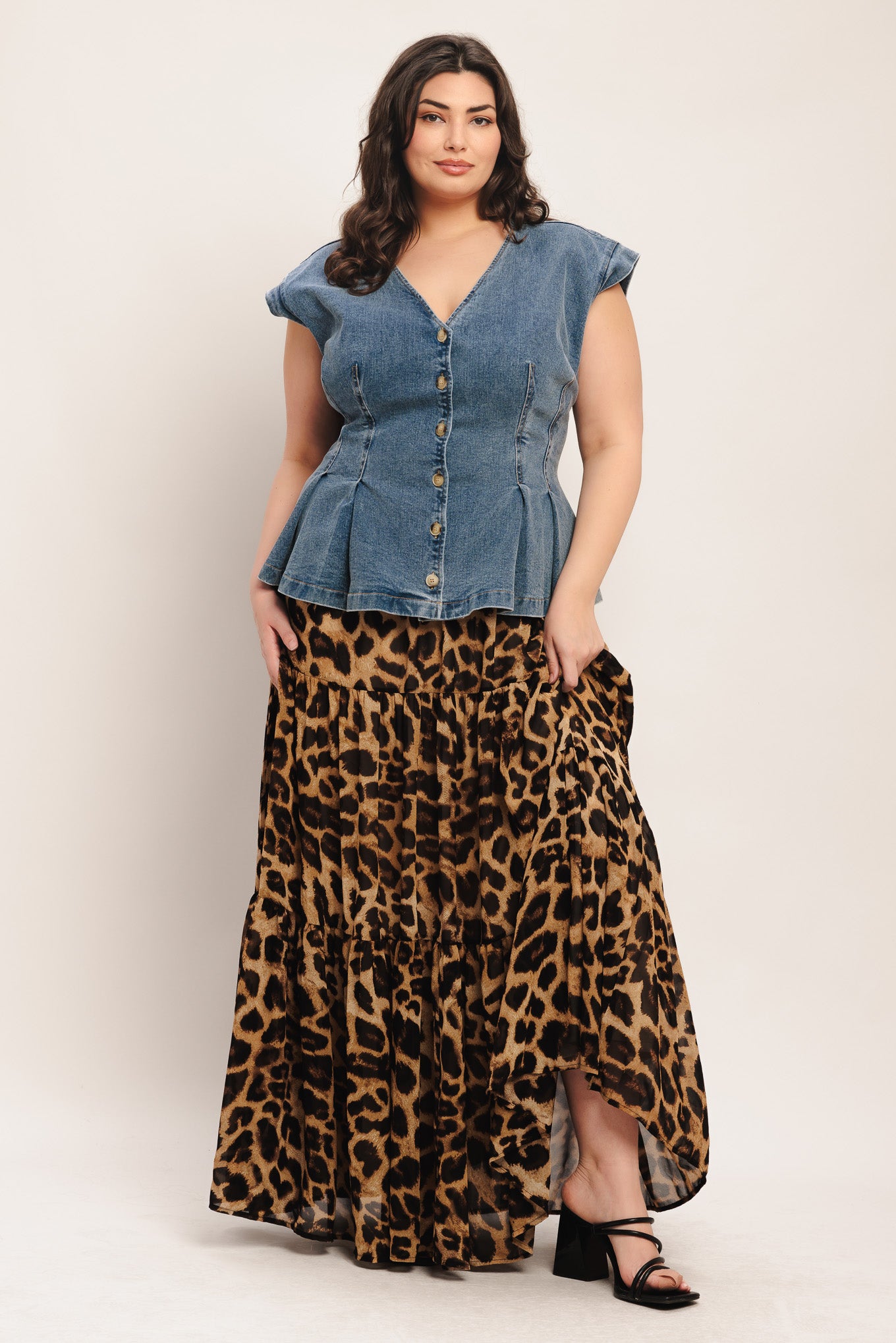 A washed denim top featuring V neckline, short sleeve, front button sown and peplum. Matching pant FP1946

Details:

Self: 99% Cotton 1% Spandex

Size &amp; Fit

Model is 5`8" And Wearing Size Small&nbsp;
Measurements Taken From Size Small&nbsp;
Approx. Length: 23"