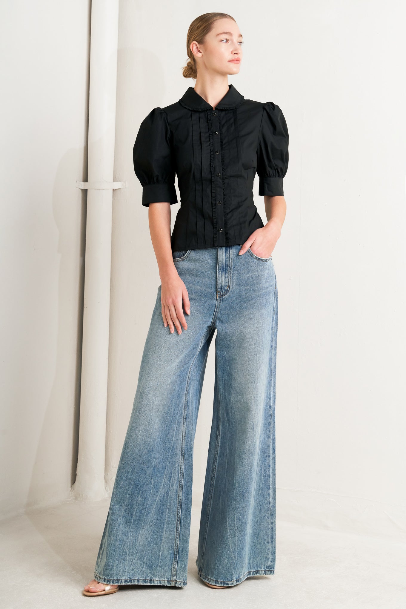 
A solid woven top featuring round collar with ruffle edge, short puff sleeve with cuff, front pintuck, ruffle edge placket with jewel button

Details:

Self : 100% Cotton

Size &amp; Fit

- Model is 5`8" And Wearing Size Small
- Measurements Taken From Size Small
- Approx. Length: 22" Flying Tomato