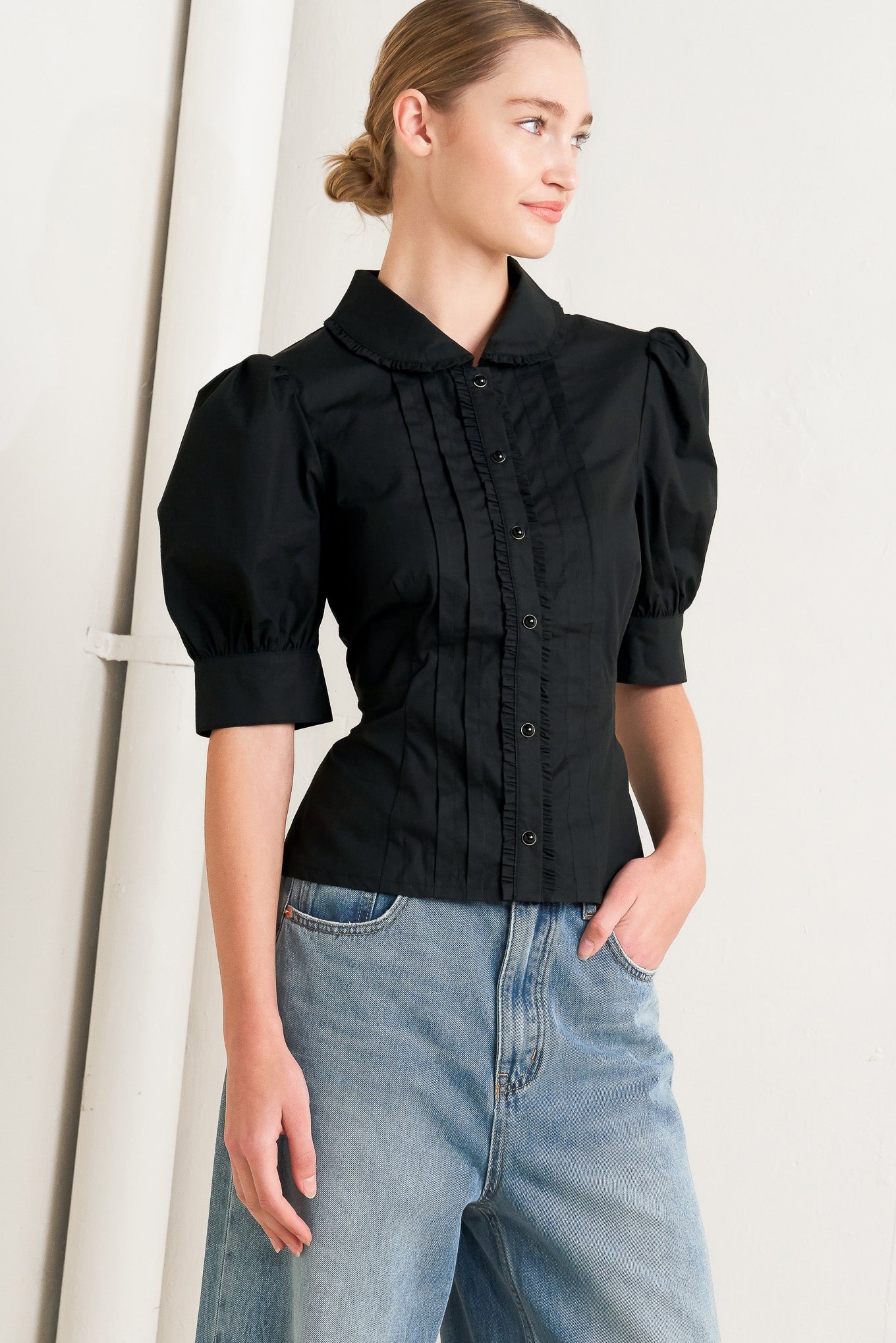 
A solid woven top featuring round collar with ruffle edge, short puff sleeve with cuff, front pintuck, ruffle edge placket with jewel button

Details:

Self : 100% Cotton

Size &amp; Fit

- Model is 5`8" And Wearing Size Small
- Measurements Taken From Size Small
- Approx. Length: 22" Flying Tomato