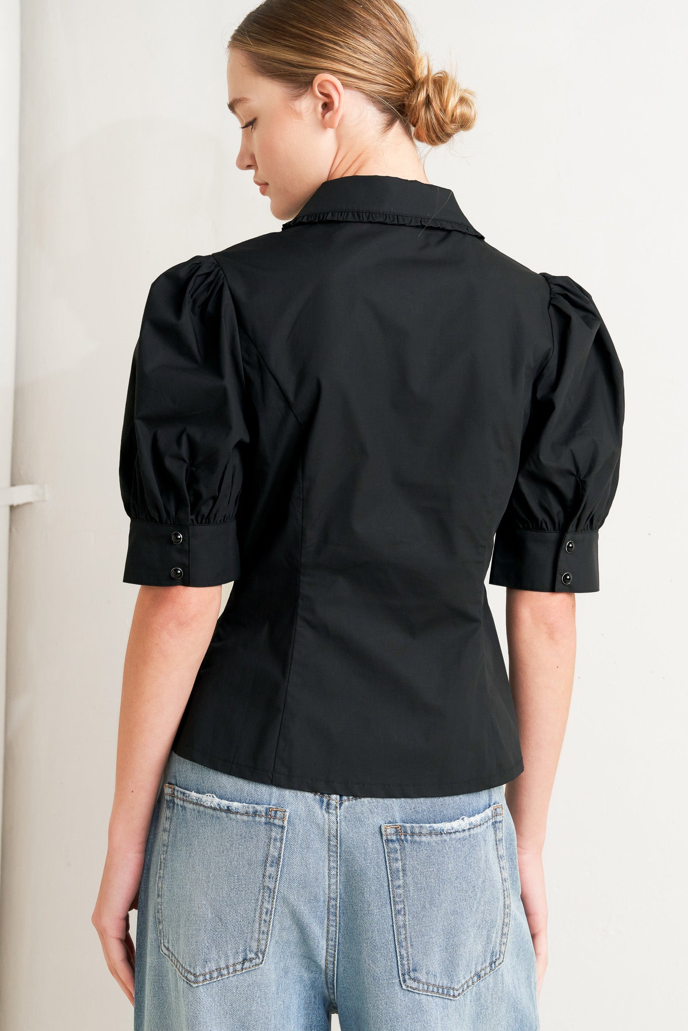 
A solid woven top featuring round collar with ruffle edge, short puff sleeve with cuff, front pintuck, ruffle edge placket with jewel button

Details:

Self : 100% Cotton

Size &amp; Fit

- Model is 5`8" And Wearing Size Small
- Measurements Taken From Size Small
- Approx. Length: 22" Flying Tomato