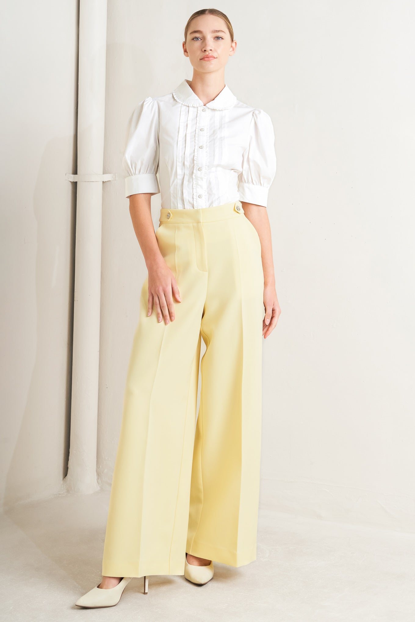 
A solid woven top featuring round collar with ruffle edge, short puff sleeve with cuff, front pintuck, ruffle edge placket with jewel button

Details:

Self : 100% Cotton

Size &amp; Fit

- Model is 5`8" And Wearing Size Small
- Measurements Taken From Size Small
- Approx. Length: 22" Flying Tomato