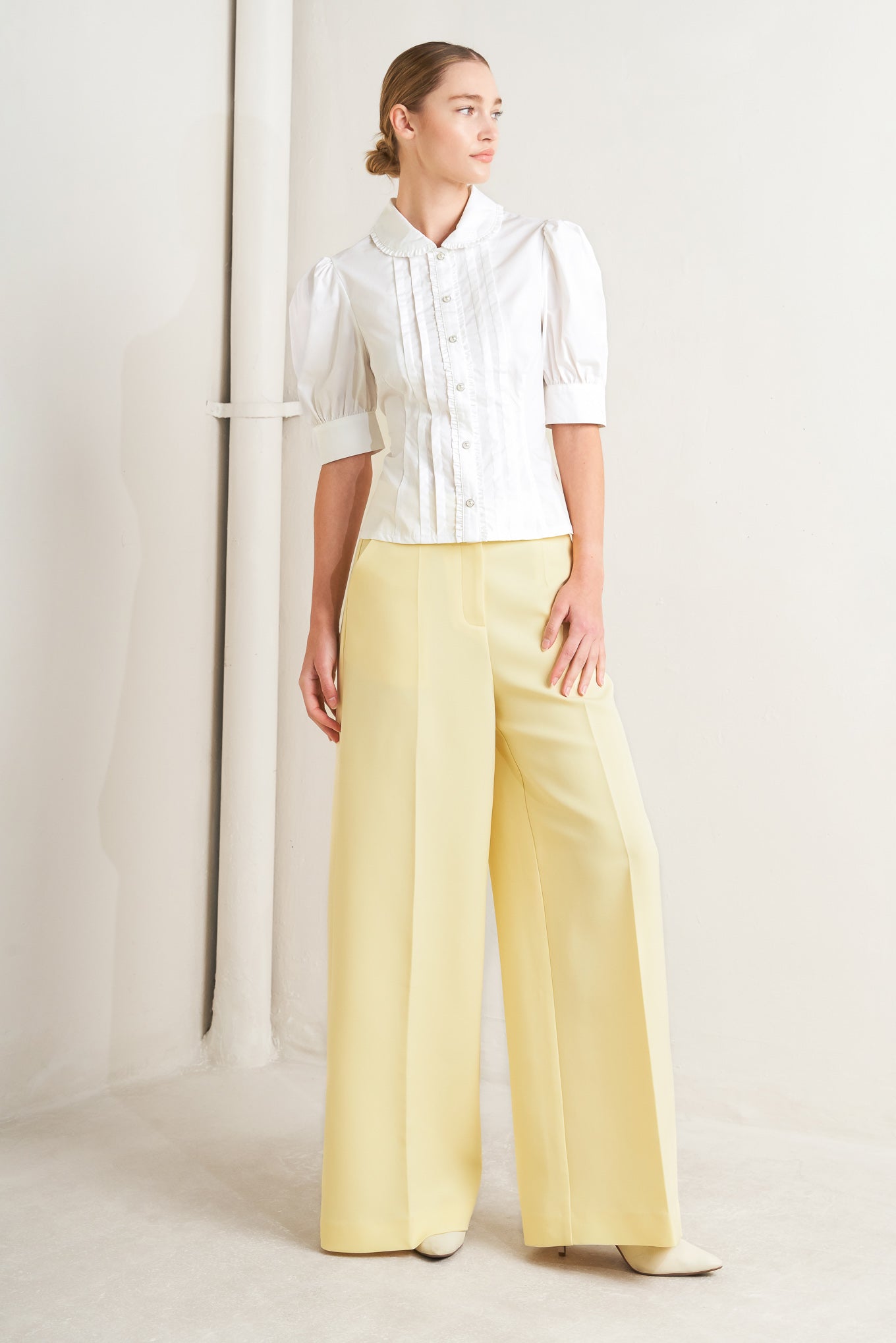 
A solid woven top featuring round collar with ruffle edge, short puff sleeve with cuff, front pintuck, ruffle edge placket with jewel button

Details:

Self : 100% Cotton

Size &amp; Fit

- Model is 5`8" And Wearing Size Small
- Measurements Taken From Size Small
- Approx. Length: 22" Flying Tomato