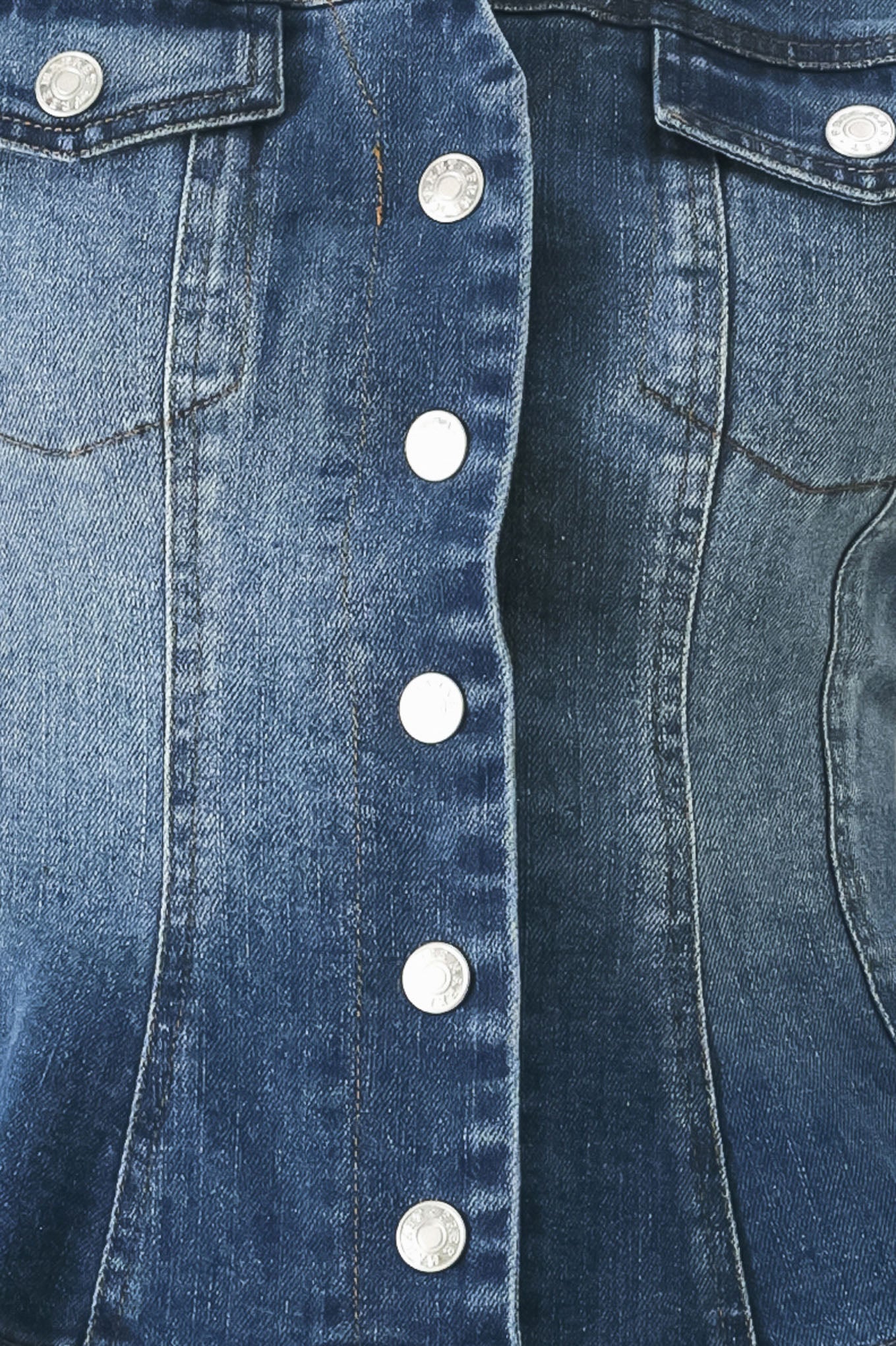 Close-up of a blue denim top with silver buttons | FREEMARKET | Flying Tomato