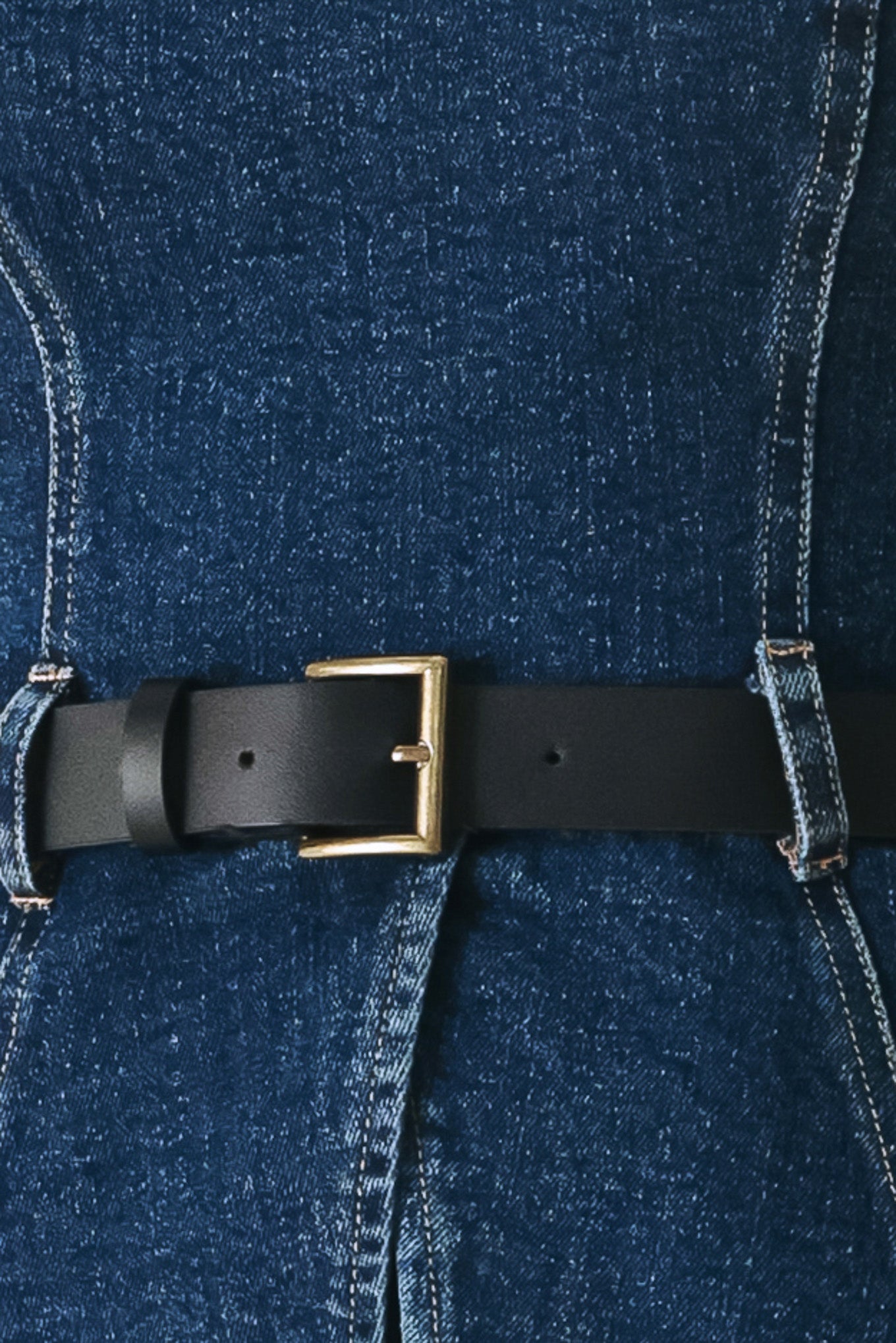 Close-up of a blue denim top with a black belt and gold buckle | FREEMARKET | Flying Tomato