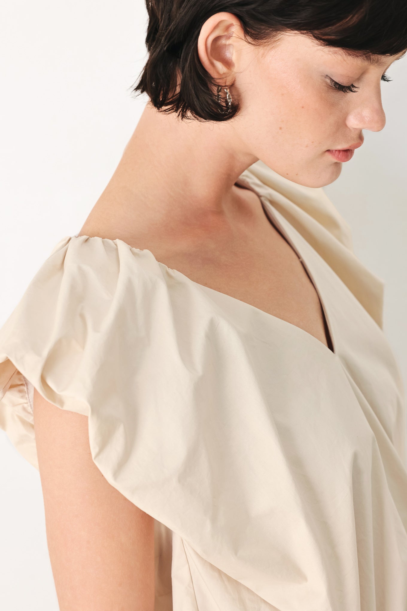 Woman wearing n ivory blouse top with V neckline and bubble sleeve and waist  | FREEMARKET
