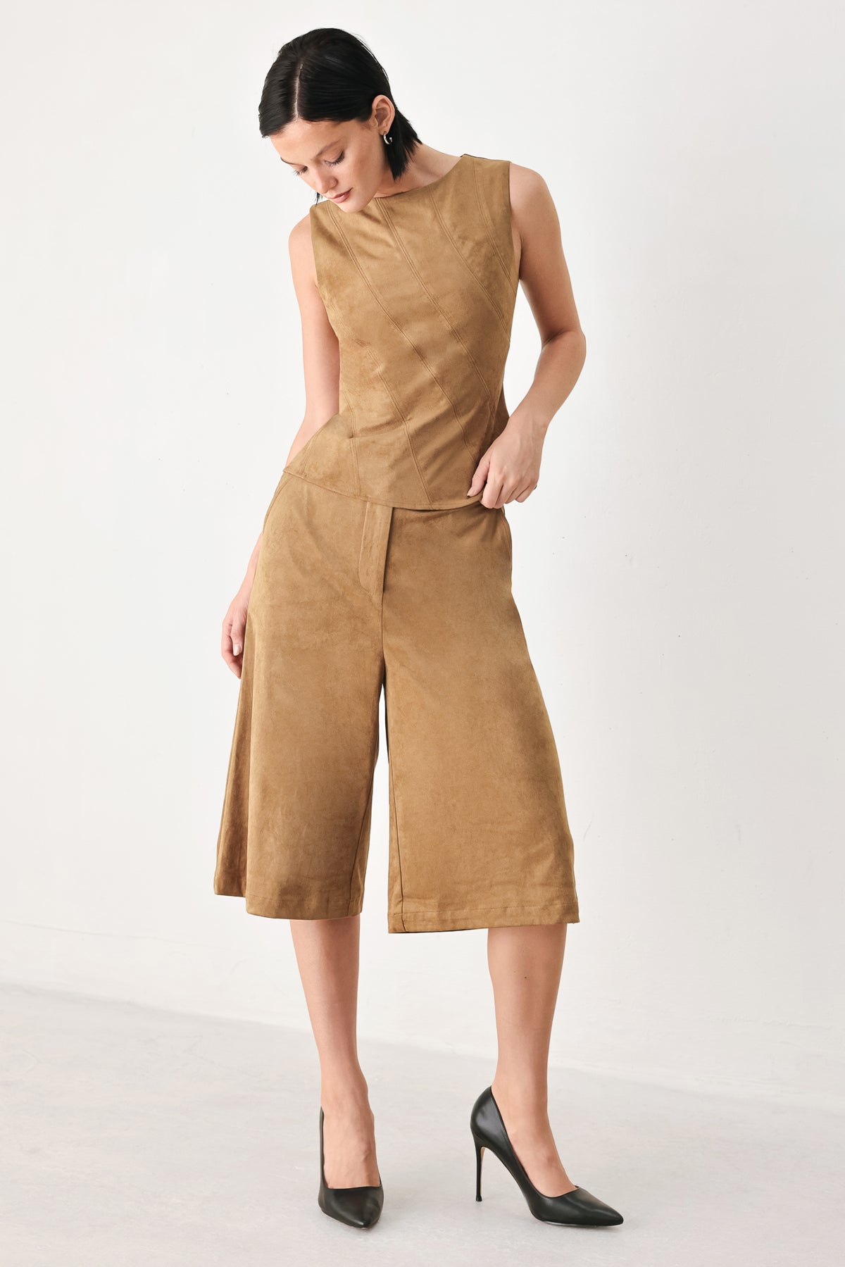 A woman wearing a faux suede camel  top width diagonal stitches and back zipper | FREEMARKET