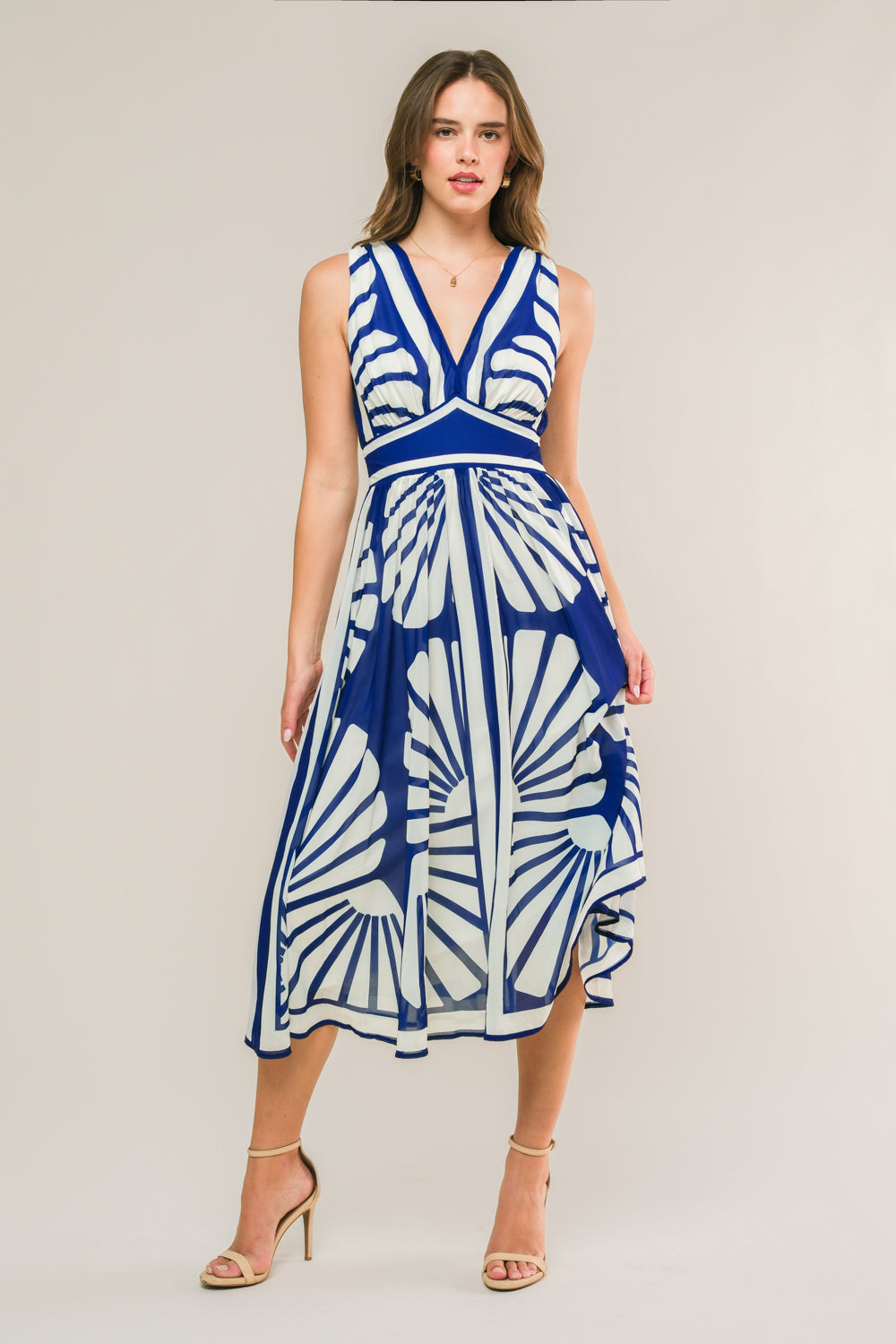 A printed woven midi dress featuring V neckline, sleeveless, waist yoke and smocked back waist band
Details:
Self : 100% Polyester
Lining : 100% Polyester
Size & Fit
- Model is 5`8" And Wearing Size Small
- Measurements Taken From Size Small
- Approx. length: 45"
