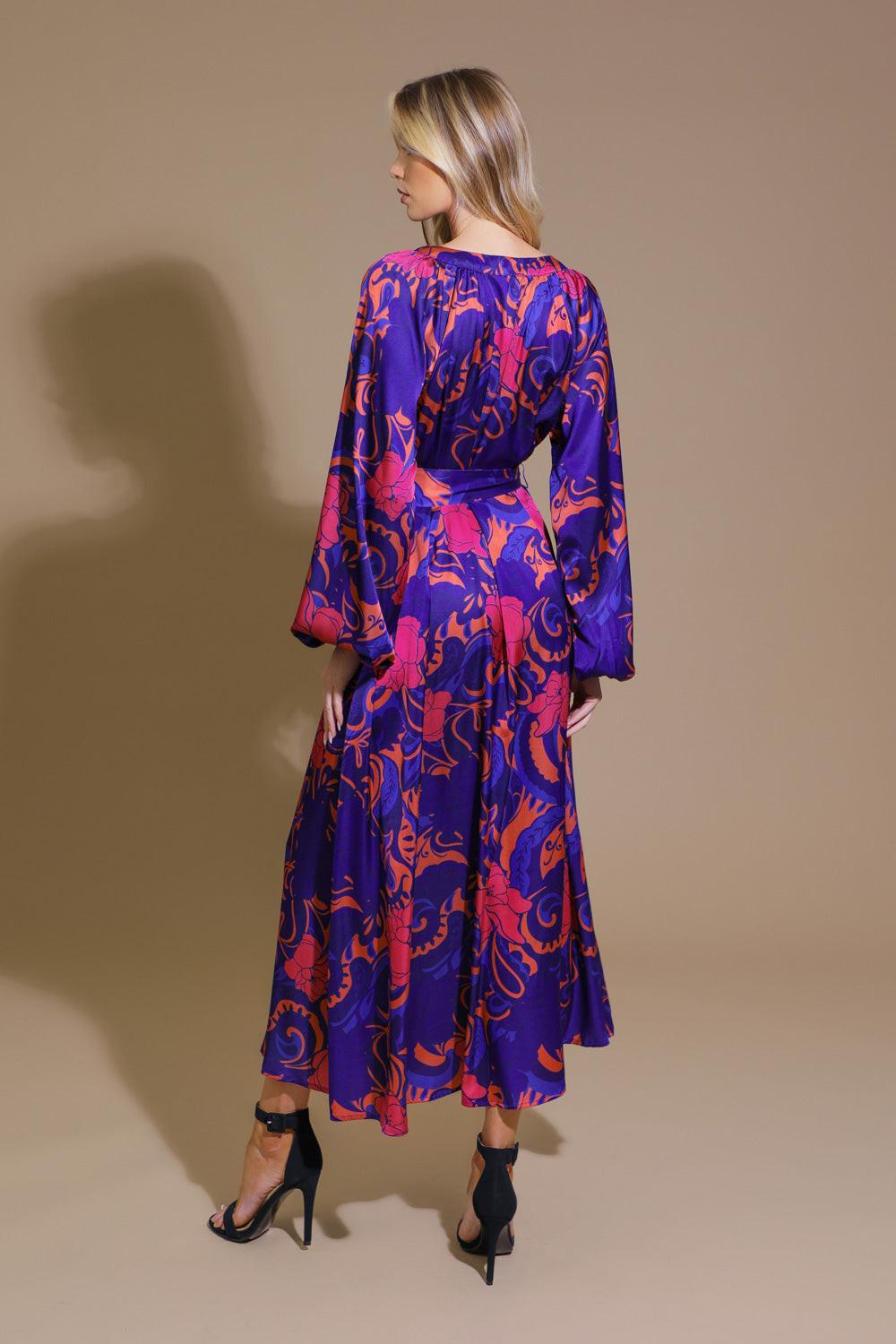 


A printed woven midi dress featuring round neckline with V center, long raglan sleeve, loose fit with self sash tie

Details:

Self : 97% Polyester 3% Spandex

Size &amp; Fit

- Model is 5`8" And Wearing Size Small
- Measurements Taken From Size Small
- Approx. Length: 52"


 FLYING TOMATO