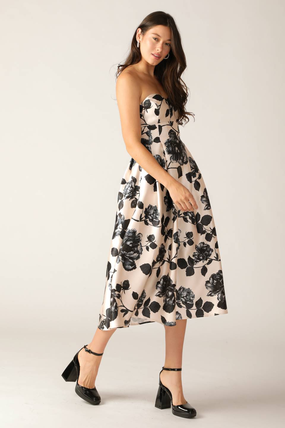 Introducing a gorgeous printed midi dress with a woven design, strapless cut, full skirt, and convenient back zipper closure.