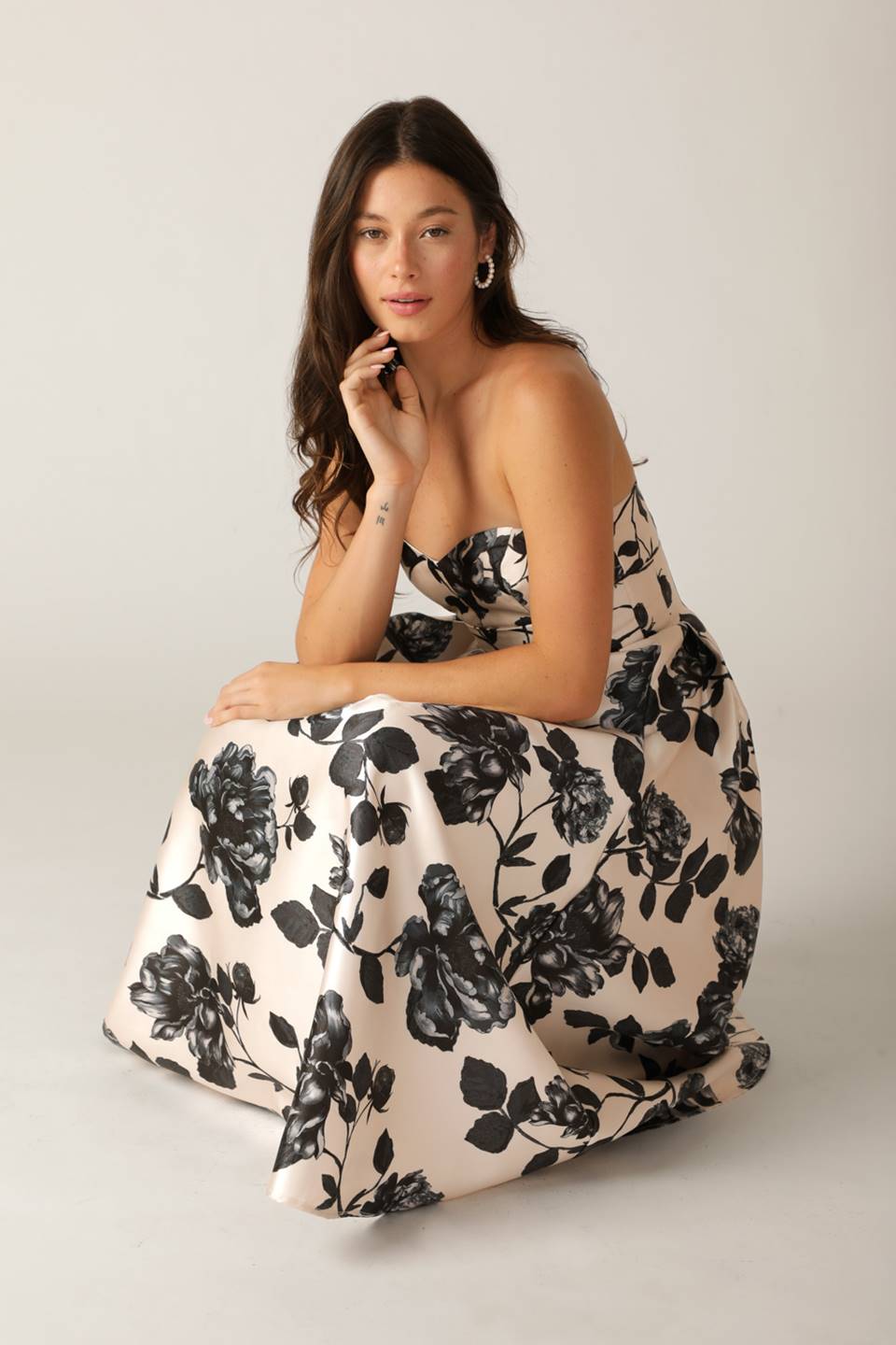 Introducing a gorgeous printed midi dress with a woven design, strapless cut, full skirt, and convenient back zipper closure.