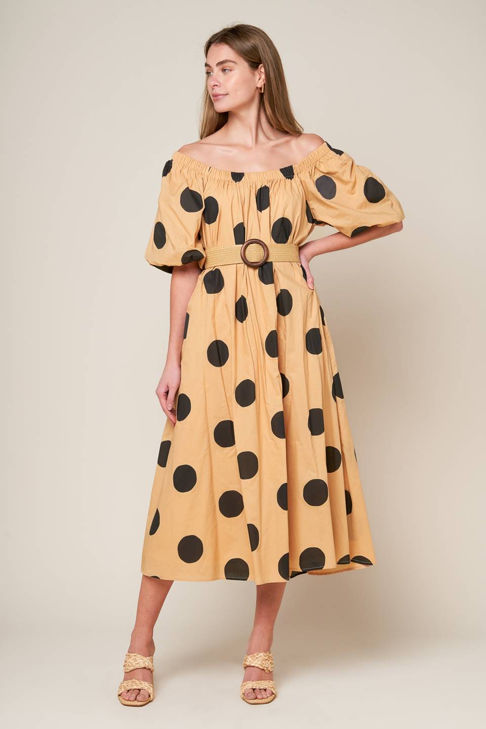 This midi dress features a square neckline, short puff sleeves, and a printed polka dot woven design, complete with a belt for added style.