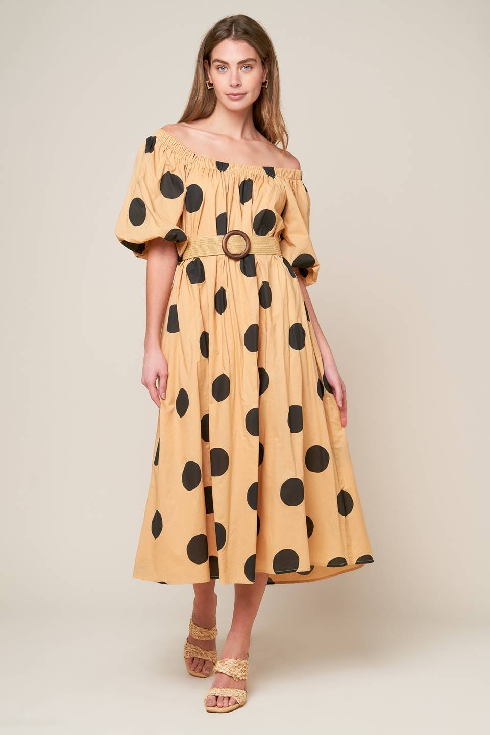 This midi dress features a square neckline, short puff sleeves, and a printed polka dot woven design, complete with a belt for added style.