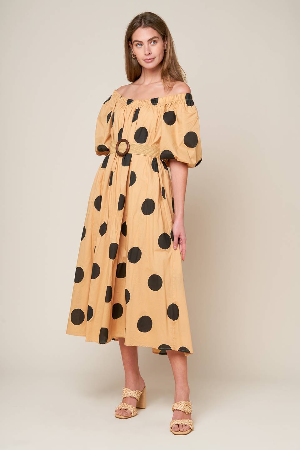 This midi dress features a square neckline, short puff sleeves, and a printed polka dot woven design, complete with a belt for added style.