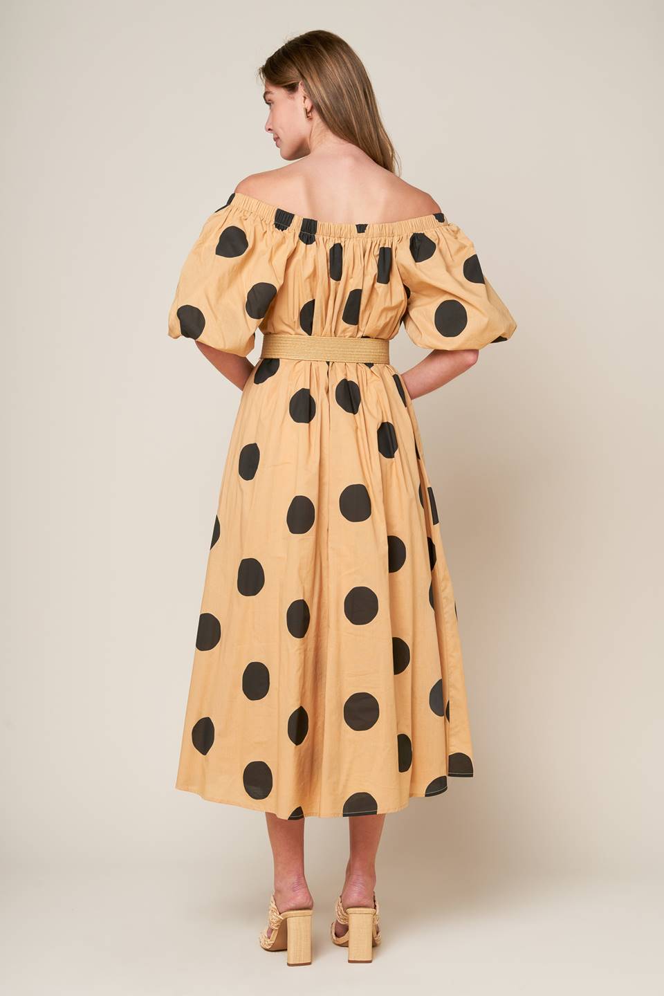 This midi dress features a square neckline, short puff sleeves, and a printed polka dot woven design, complete with a belt for added style.