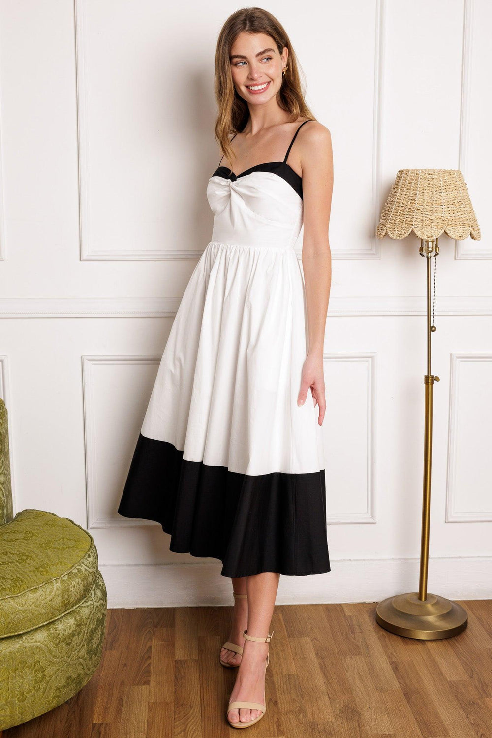 
A solid color blocked woven midi dress featuring sweetheart neckline with straps, front bodice twist detail and smocked back bodice

Details:

Self : 100% Cotton
Contrast : 100% Cotton
Lining : 100% Polyester

Size &amp; Fit

- Model is 5`8" And Wearing Size Small
- Measurements Taken From Size Small
- Approx. Length: 49" FLYING TOMATO