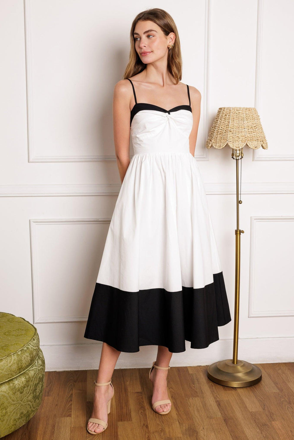 
A solid color blocked woven midi dress featuring sweetheart neckline with straps, front bodice twist detail and smocked back bodice

Details:

Self : 100% Cotton
Contrast : 100% Cotton
Lining : 100% Polyester

Size &amp; Fit

- Model is 5`8" And Wearing Size Small
- Measurements Taken From Size Small
- Approx. Length: 49" FLYING TOMATO