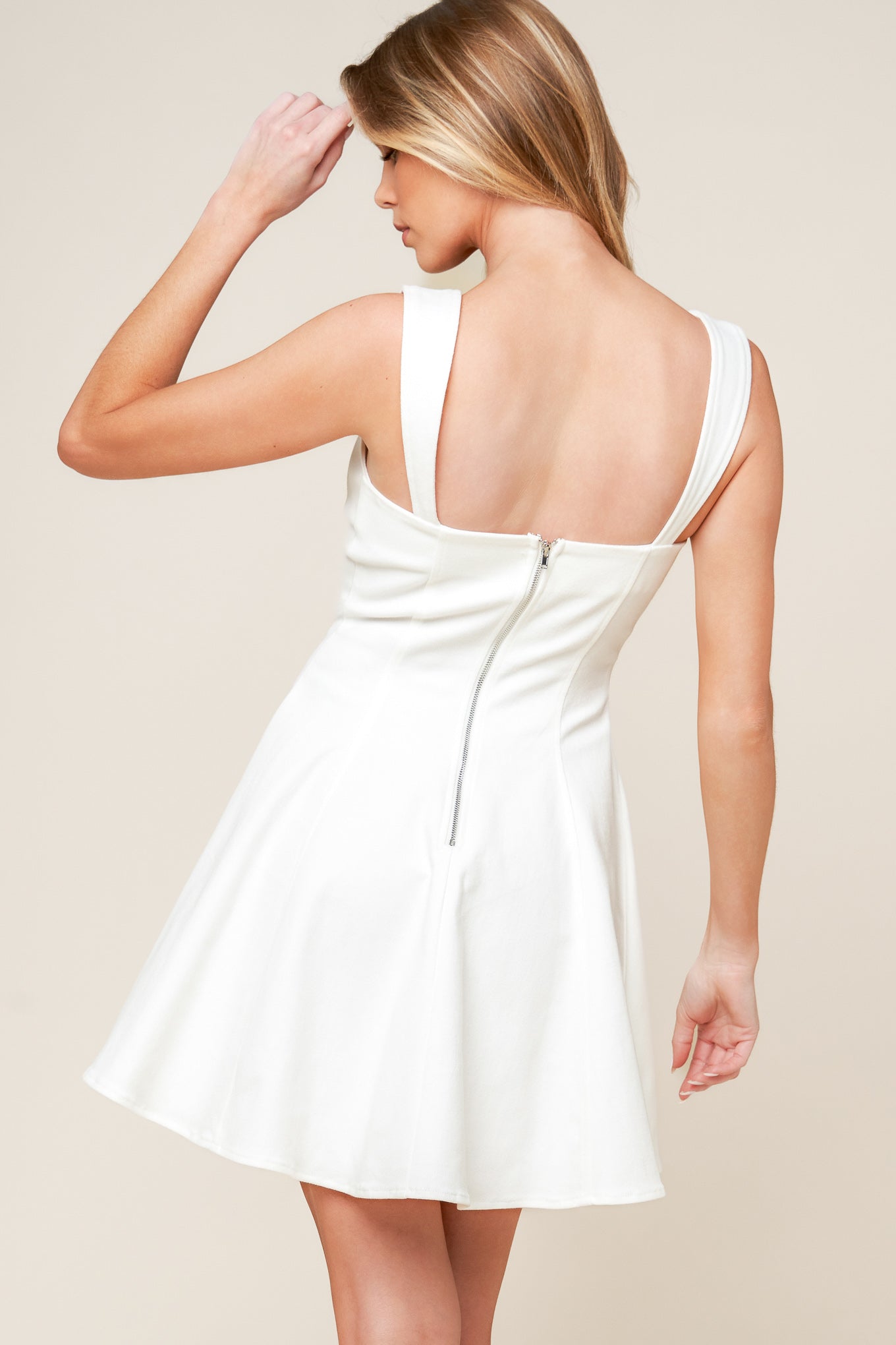 
A solid woven mini dress featuring sweetheart neckline, sleeveless, circle skirt and back zipper closure

Details:

Self : 97% Cotton 3% Spandex

Size &amp; Fit

- Model is 5`8" And Wearing Size Small
- Measurements Taken From Size Small
- Approx. Length: 33" FLYING TOMATO