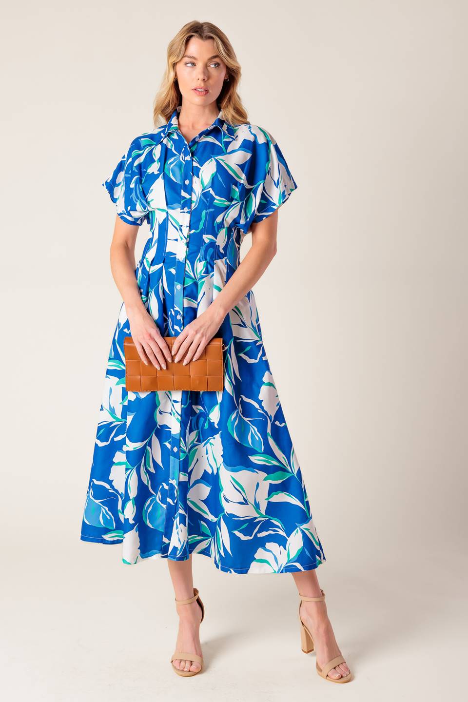 
A printed woven midi dress featuring shirt collar, raglan sleeve, button down, cinched waist and full skirt

Details:

Self : 100% Polyester

Size & Fit

- Model is 5`8" And Wearing Size Small
- Measurements Taken From Size Small
- Approx. Length: 53"