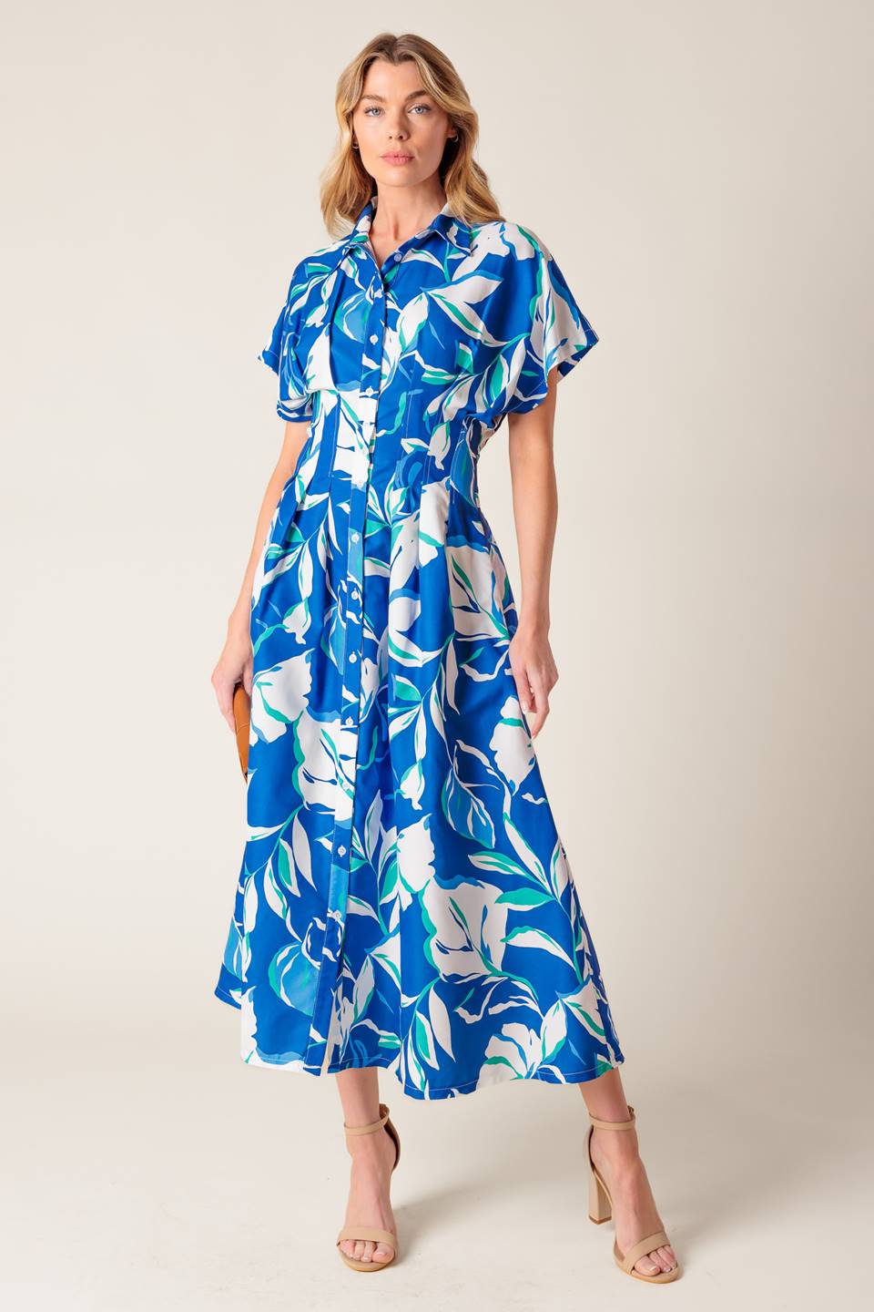 
A printed woven midi dress featuring shirt collar, raglan sleeve, button down, cinched waist and full skirt

Details:

Self : 100% Polyester

Size & Fit

- Model is 5`8" And Wearing Size Small
- Measurements Taken From Size Small
- Approx. Length: 53"