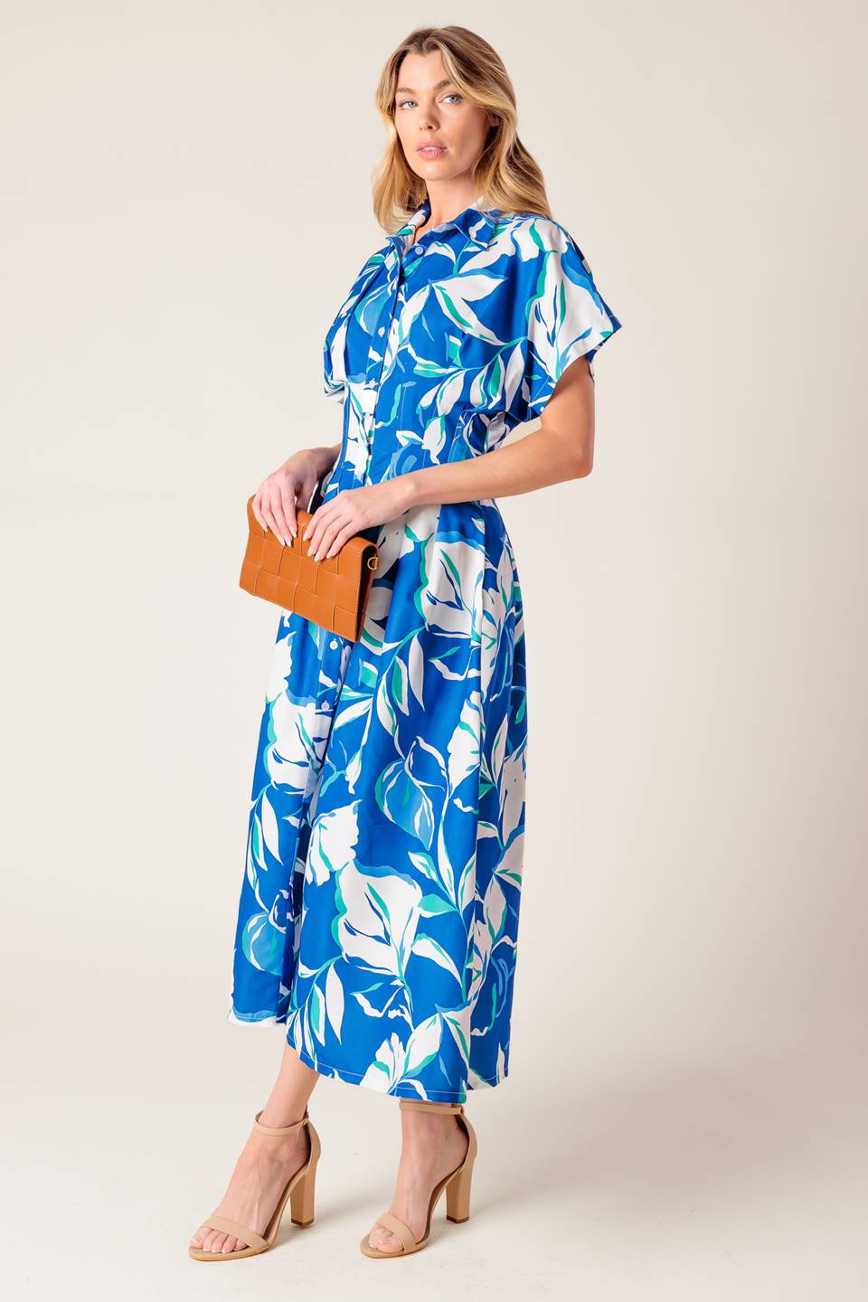 
A printed woven midi dress featuring shirt collar, raglan sleeve, button down, cinched waist and full skirt

Details:

Self : 100% Polyester

Size & Fit

- Model is 5`8" And Wearing Size Small
- Measurements Taken From Size Small
- Approx. Length: 53"