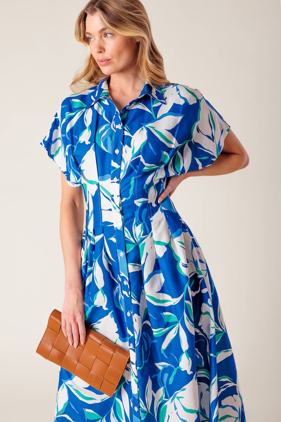 
A printed woven midi dress featuring shirt collar, raglan sleeve, button down, cinched waist and full skirt

Details:

Self : 100% Polyester

Size & Fit

- Model is 5`8" And Wearing Size Small
- Measurements Taken From Size Small
- Approx. Length: 53"