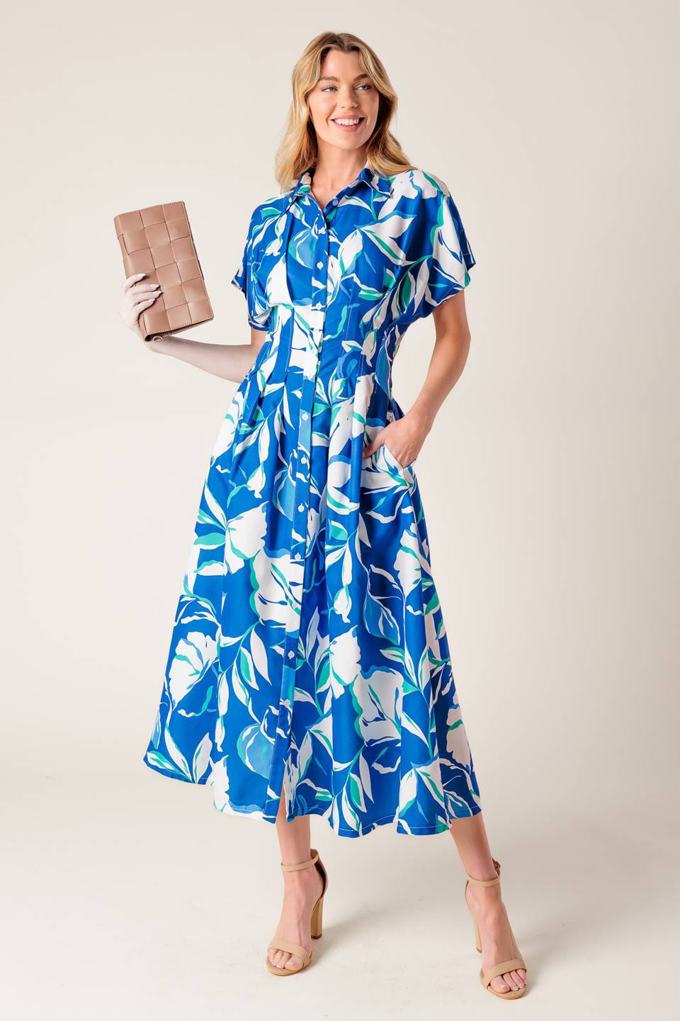 
A printed woven midi dress featuring shirt collar, raglan sleeve, button down, cinched waist and full skirt

Details:

Self : 100% Polyester

Size & Fit

- Model is 5`8" And Wearing Size Small
- Measurements Taken From Size Small
- Approx. Length: 53"