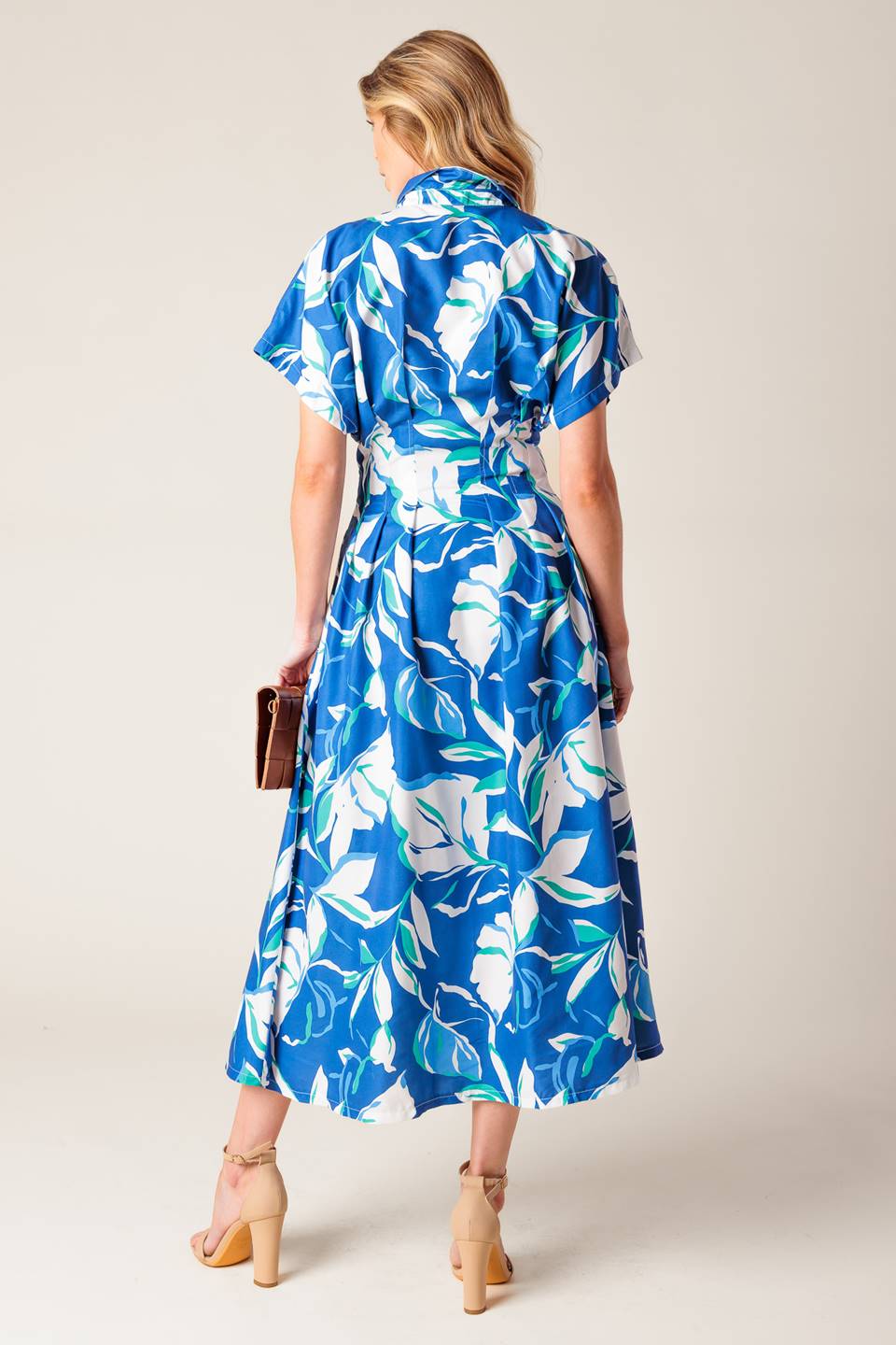 
A printed woven midi dress featuring shirt collar, raglan sleeve, button down, cinched waist and full skirt

Details:

Self : 100% Polyester

Size & Fit

- Model is 5`8" And Wearing Size Small
- Measurements Taken From Size Small
- Approx. Length: 53"