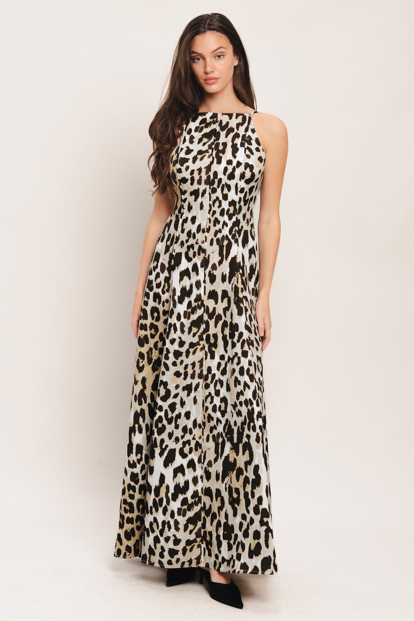 A printed woven maxi dress featuring straight neckline, straps, circle skirt and back zipper closure

Details:

Self: 95% Polyester 5% Spandex

Size & Fit

-Model is 5`8" And Wearing Size Small
-Measurements Taken From Size Small
-Approx. Length: 58"