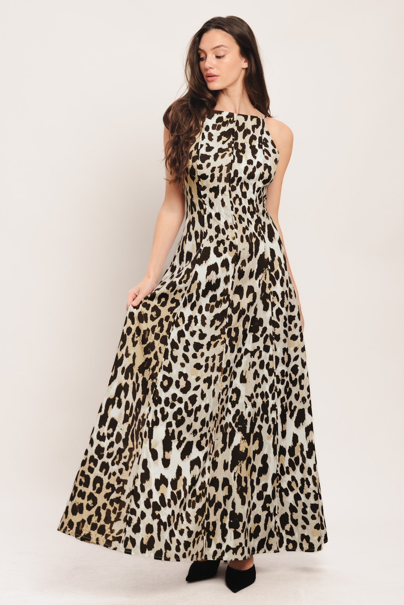 A printed woven maxi dress featuring straight neckline, straps, circle skirt and back zipper closure

Details:

Self: 95% Polyester 5% Spandex

Size & Fit

-Model is 5`8" And Wearing Size Small
-Measurements Taken From Size Small
-Approx. Length: 58"