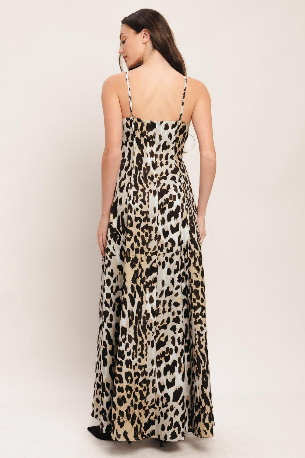 A printed woven maxi dress featuring straight neckline, straps, circle skirt and back zipper closure

Details:

Self: 95% Polyester 5% Spandex

Size & Fit

-Model is 5`8" And Wearing Size Small
-Measurements Taken From Size Small
-Approx. Length: 58"