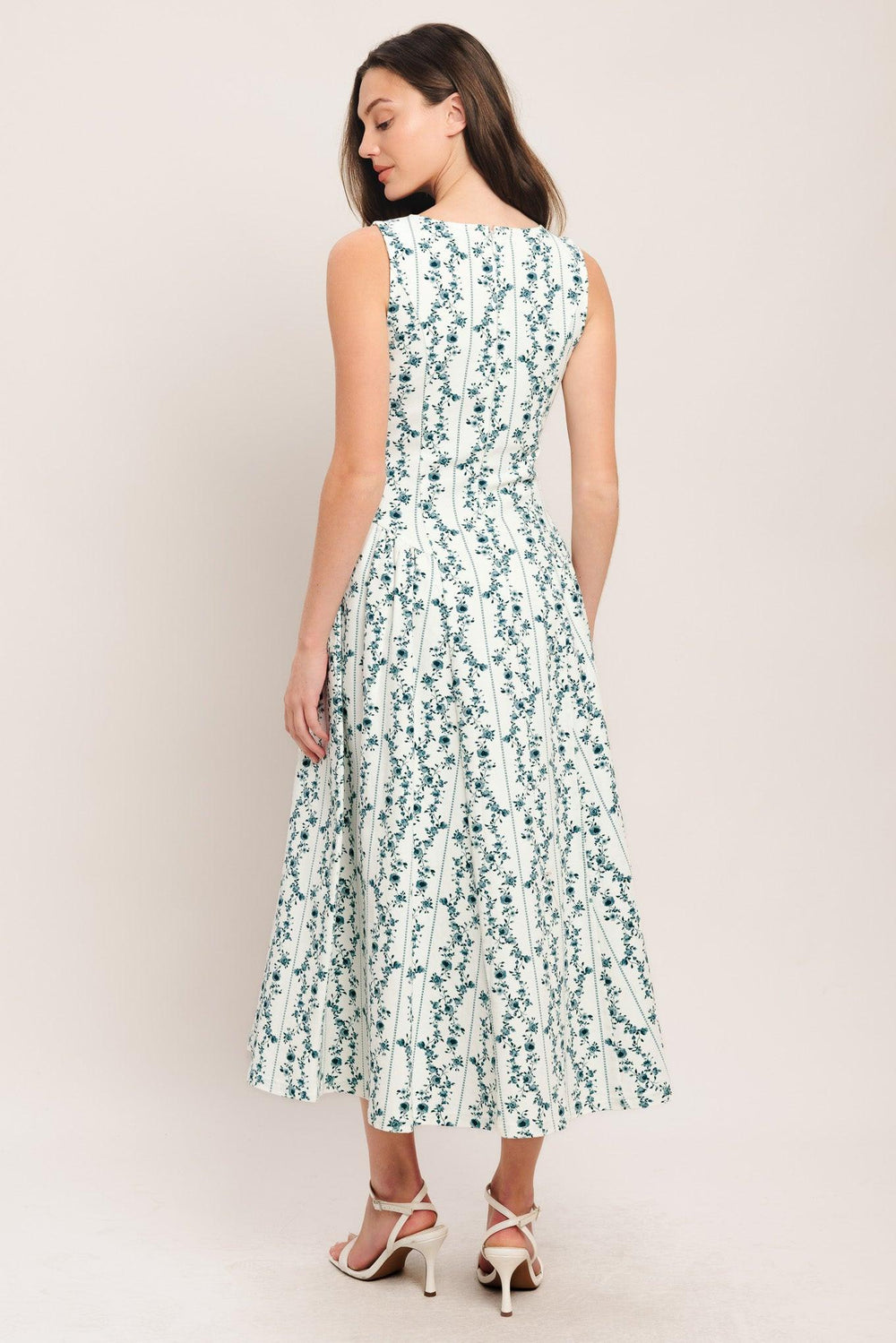 
A printed woven midi dress featuring round neckline, sleeveless, side shirred full skirt and back zipper closure

Details:

Self : 97% Cotton 3% Spandex

Size &amp; Fit

- Model is 5`8" And Wearing Size Small
- Measurements Taken From Size Small
- Approx. Length: 50"