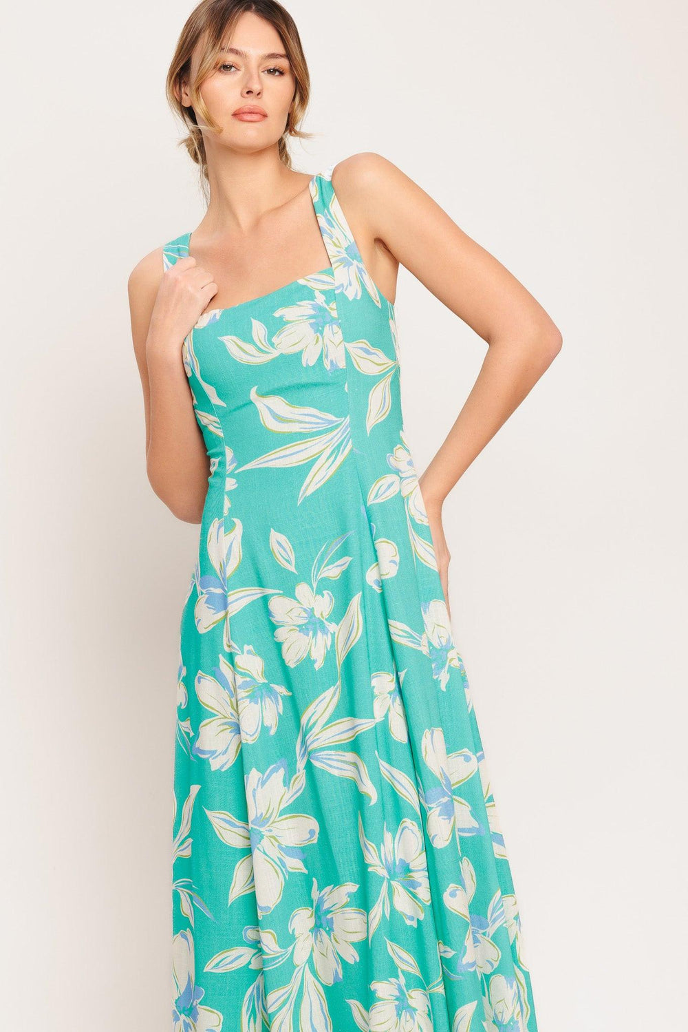 A printed woven midi dress featuring square neckline, sleeveless and back zipper closure

Details:

Self: 70% Rayon 30% Linen

Lining: 100% Polyester

Size & Fit

-Model is 5`8" And Wearing Size Small
-Measurements Taken From Size Small
-Approx. Length: 51"