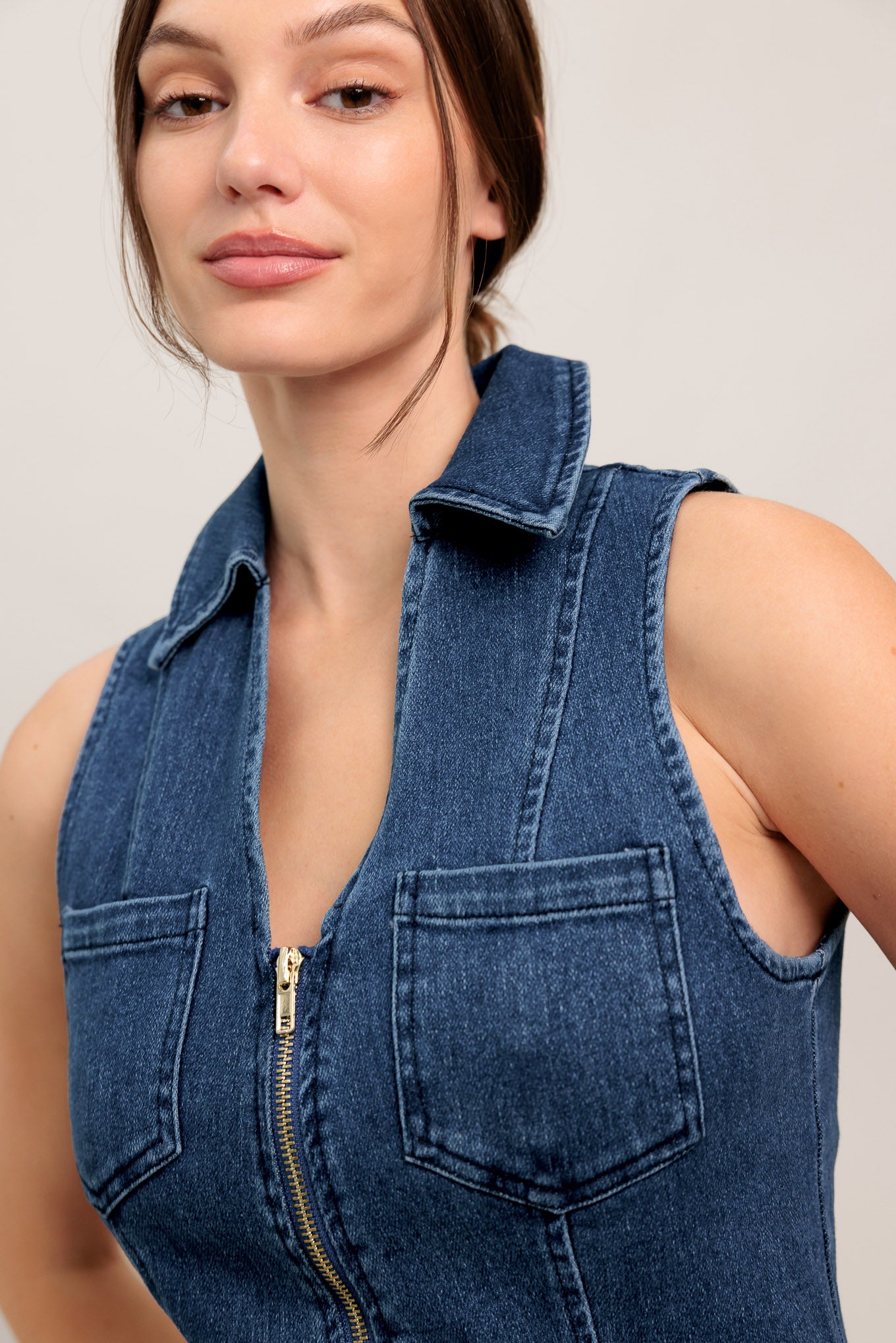 
A washed denim midi dress featuring collar, V neck opening, sleeveless, front pockets, body contouring and front zipper closure

Details:

Self : 68% Cotton 30% Polyester 2% Spandex

Size &amp; Fit

- Model is 5`8" And Wearing Size Small
- Measurements Taken From Size Small
- Approx. Length: 47" Flying Tomato