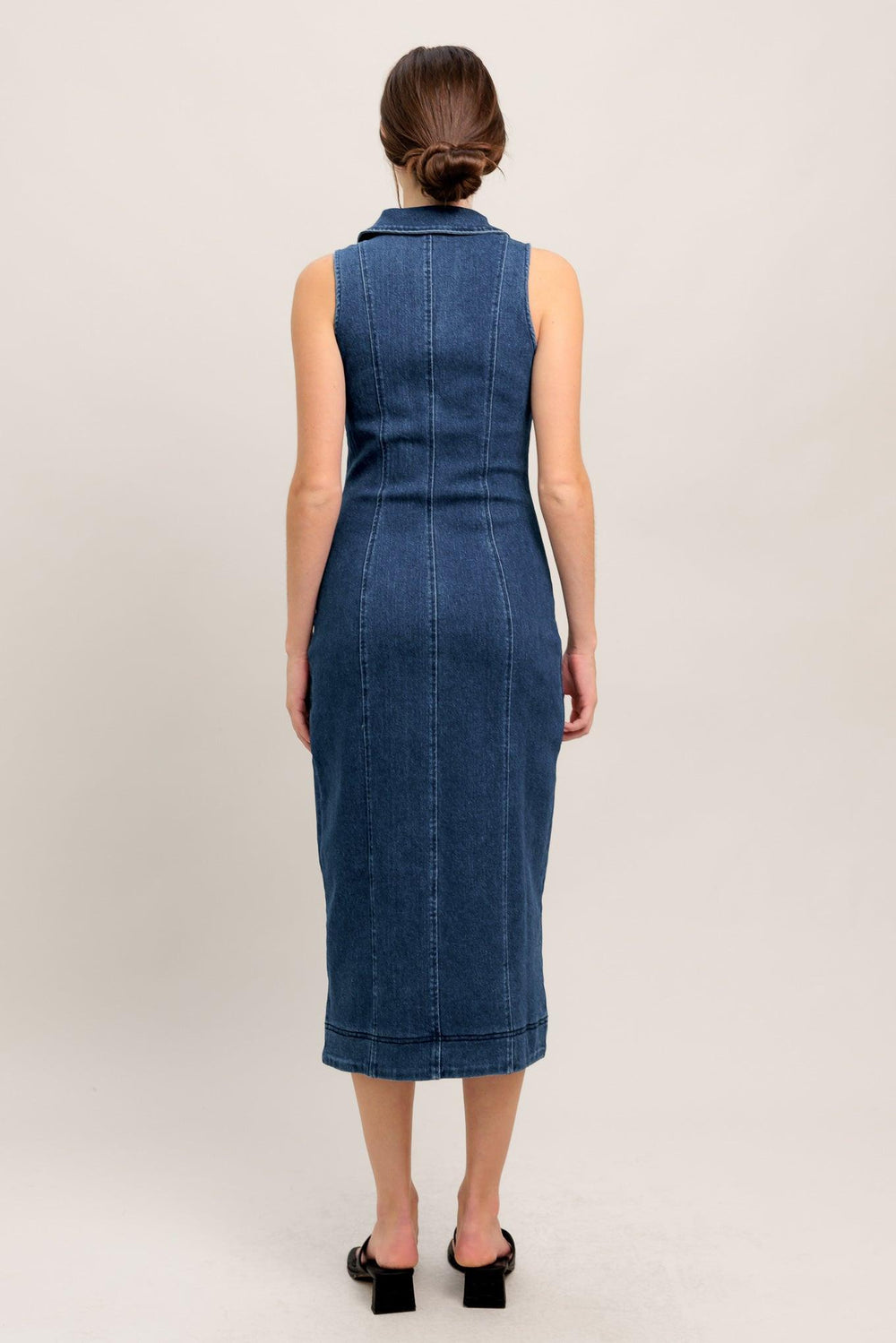 EVERYDAY EDGE DENIM MIDI DRESS.
