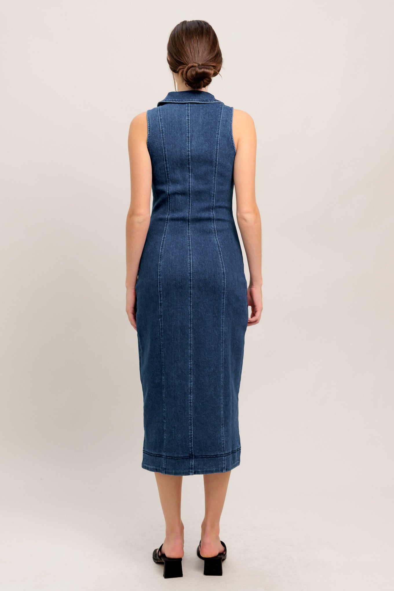 
A washed denim midi dress featuring collar, V neck opening, sleeveless, front pockets, body contouring and front zipper closure

Details:

Self : 68% Cotton 30% Polyester 2% Spandex

Size &amp; Fit

- Model is 5`8" And Wearing Size Small
- Measurements Taken From Size Small
- Approx. Length: 47" Flying Tomato
