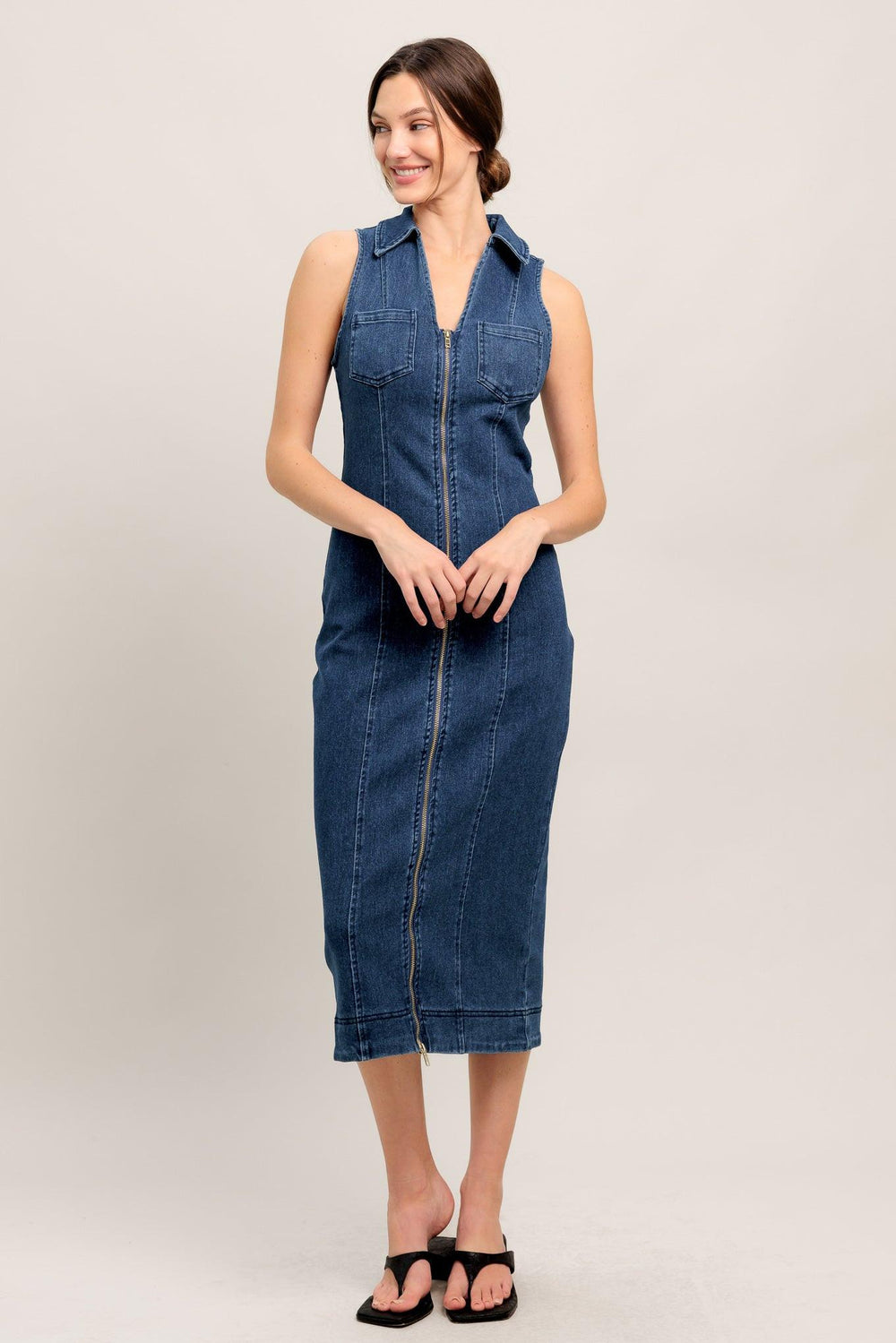 EVERYDAY EDGE DENIM MIDI DRESS.