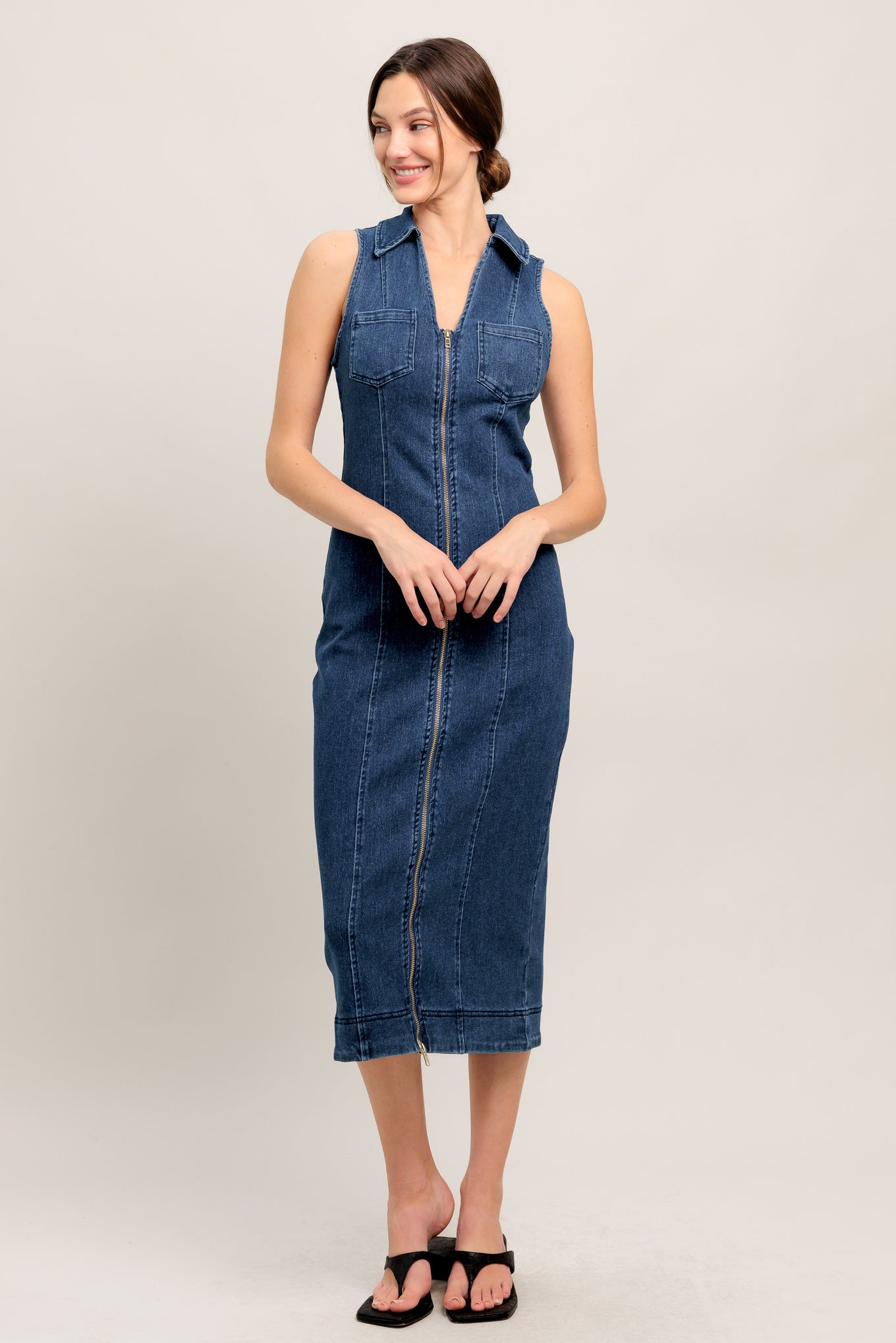 
A washed denim midi dress featuring collar, V neck opening, sleeveless, front pockets, body contouring and front zipper closure

Details:

Self : 68% Cotton 30% Polyester 2% Spandex

Size &amp; Fit

- Model is 5`8" And Wearing Size Small
- Measurements Taken From Size Small
- Approx. Length: 47" Flying Tomato