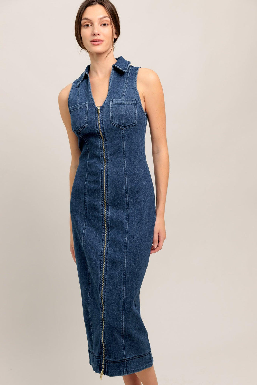 EVERYDAY EDGE DENIM MIDI DRESS.