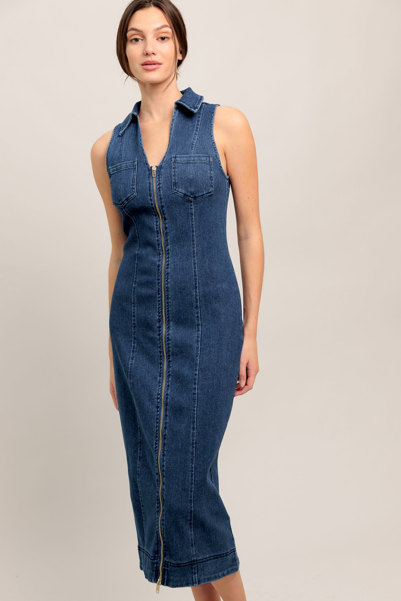 
A washed denim midi dress featuring collar, V neck opening, sleeveless, front pockets, body contouring and front zipper closure

Details:

Self : 68% Cotton 30% Polyester 2% Spandex

Size &amp; Fit

- Model is 5`8" And Wearing Size Small
- Measurements Taken From Size Small
- Approx. Length: 47" Flying Tomato