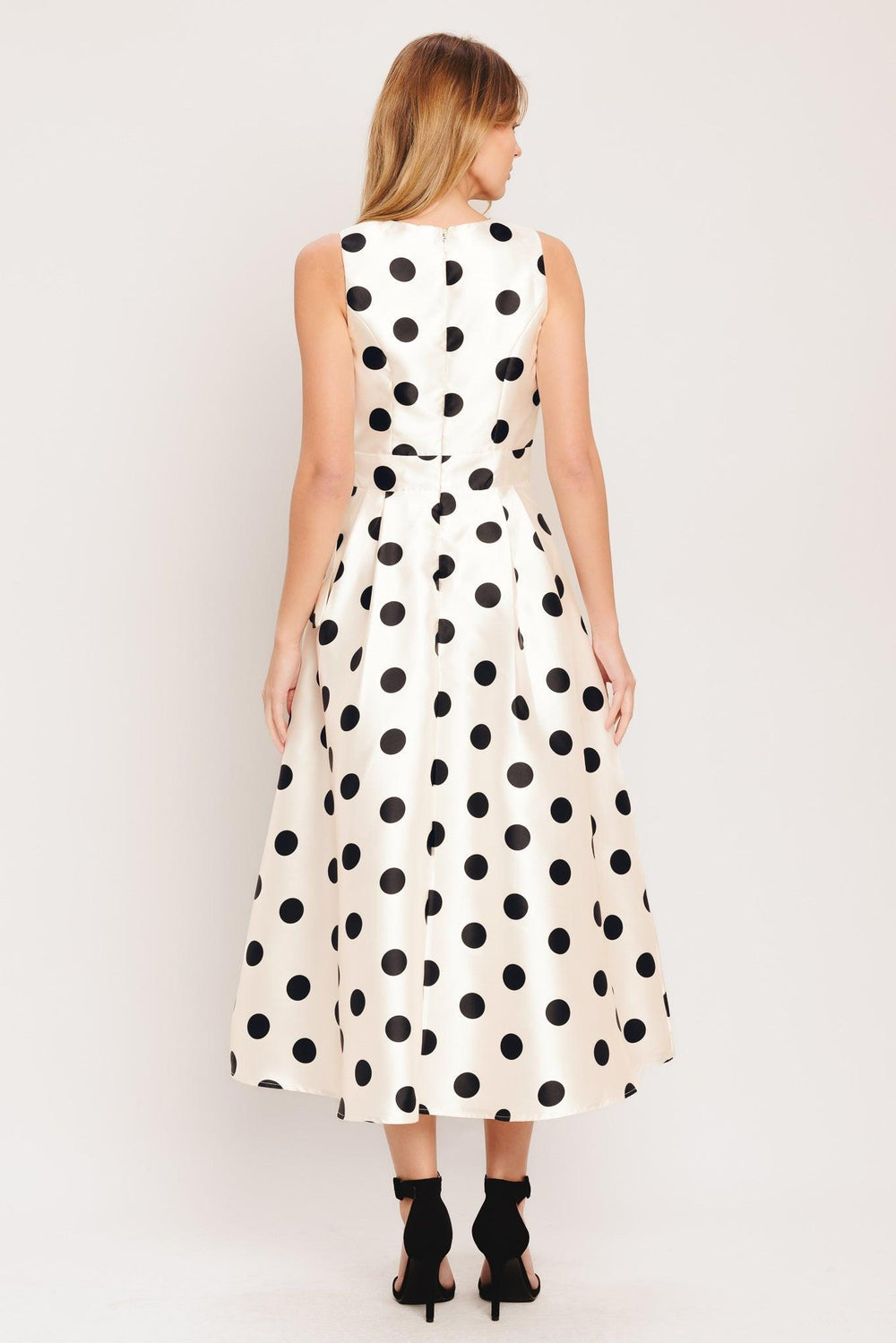 A printed woven midi dress featuring surplice neckline, sleeveless, side tie, full skirt and back zipper closure

Details:

Self: 100% Polyester

Lining: 100% Polyester

Size & Fit

-Model is 5`8" And Wearing Size Small
-Measurements Taken From Size Small
-Approx. Length: 51"