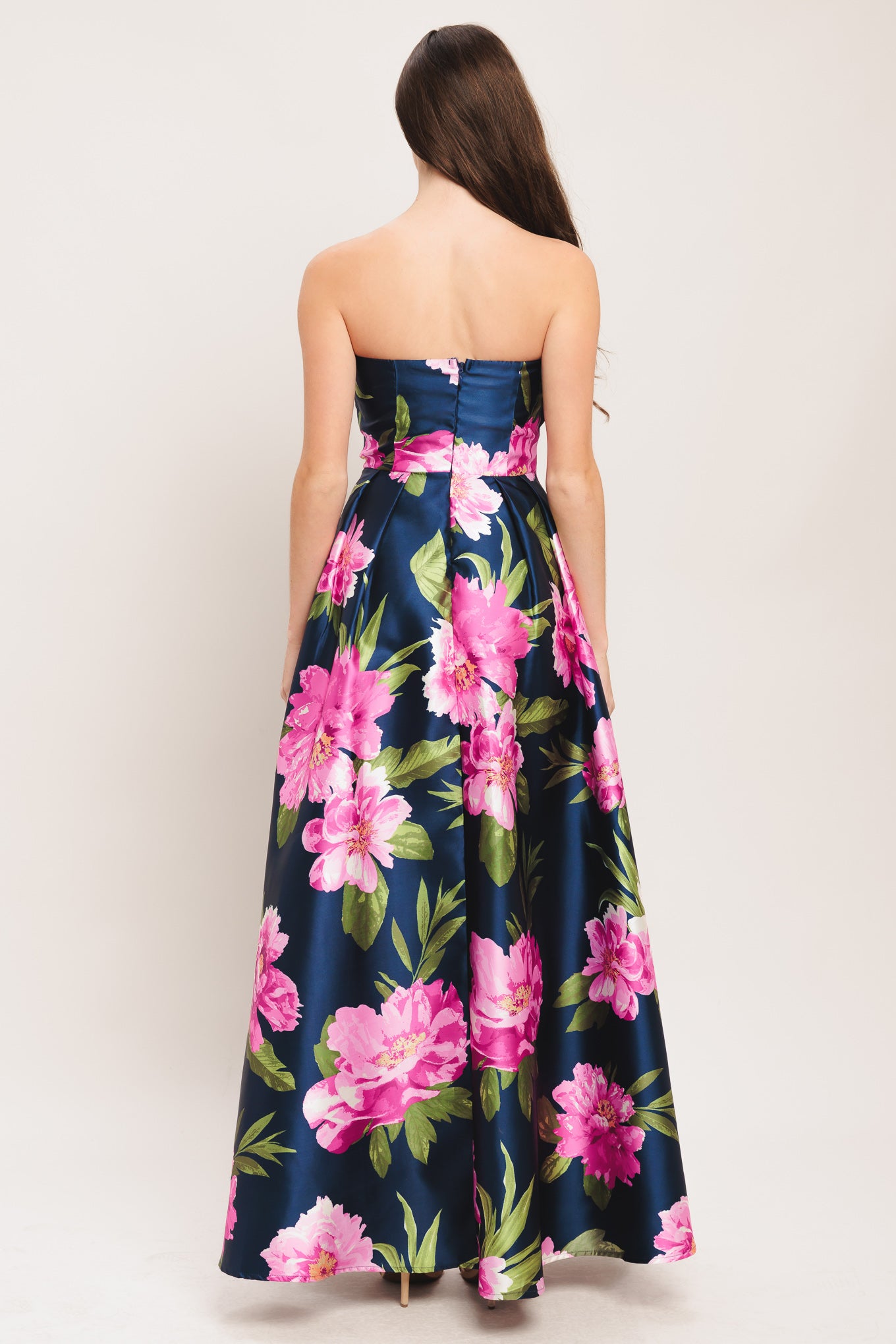 A printed woven maxi dress featuring strapless, full skirt and back zipper closure

Details:

Self: 100% Polyester

Lining: 100% Polyester

Size & Fit

-Model is 5`8" And Wearing Size Small
-Measurements Taken From Size Small
-Approx. Length: 53"