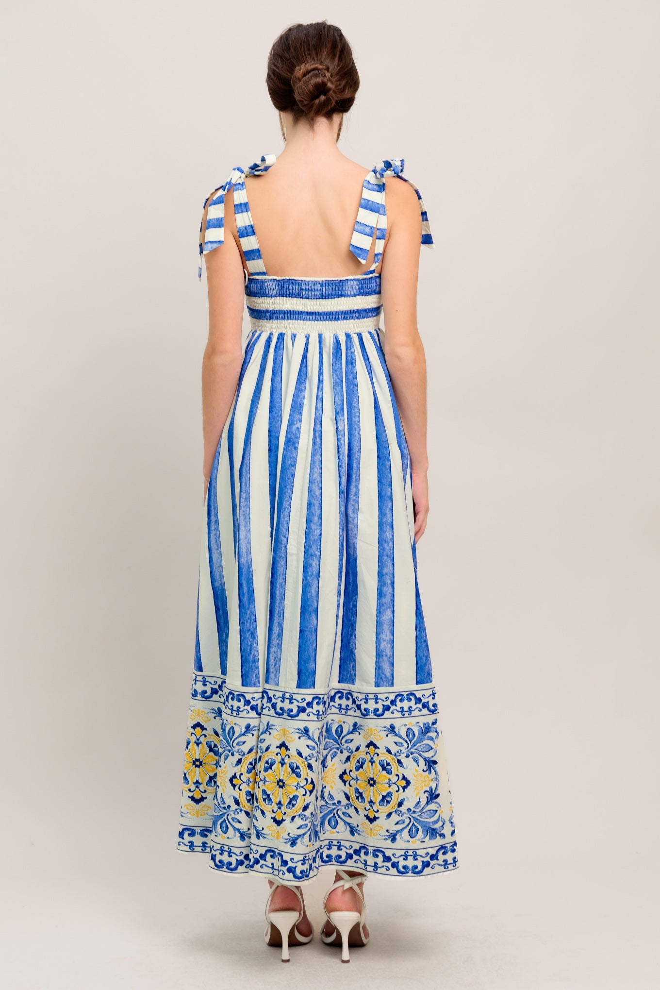 
A printed woven midi dress featuring straight neckline, shoulder tie and smocked back bodice

Details:

Self : 100% Cotton
Lining : 100% Polyester

Size &amp; Fit

- Model is 5`8" And Wearing Size Small
- Measurements Taken From Size Small
- Approx. Length: 52" Flying Tomato