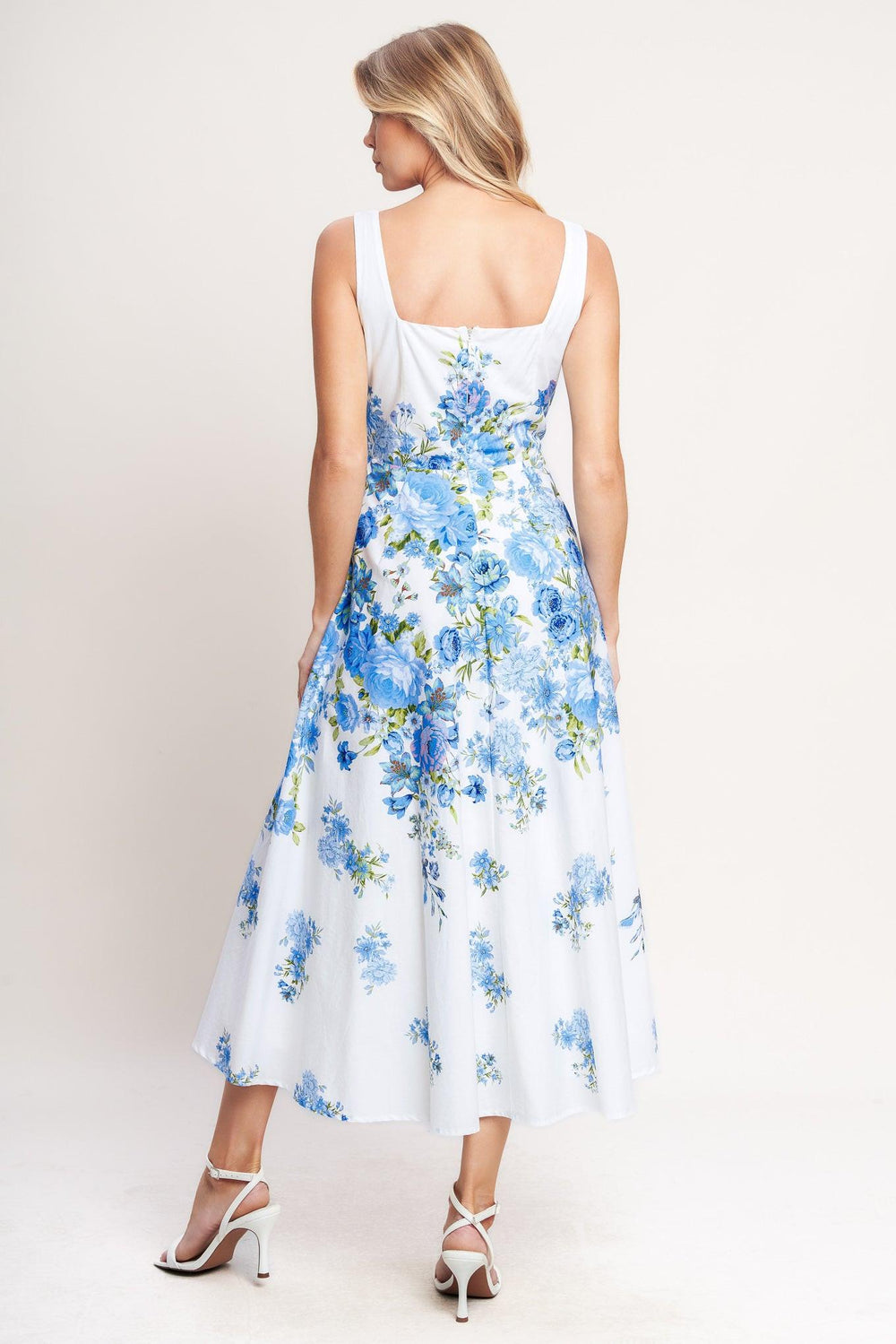 A printed woven midi dress featuring square neckline, sleeveless, circle skirt and back zipper closure

Details: 

Self: 100% Cotton

Lining: 100% Polyester

Size & Fit

-Model is 5`8" And Wearing Size Small
-Measurements Taken From Size Small
-Approx. Length: 51"