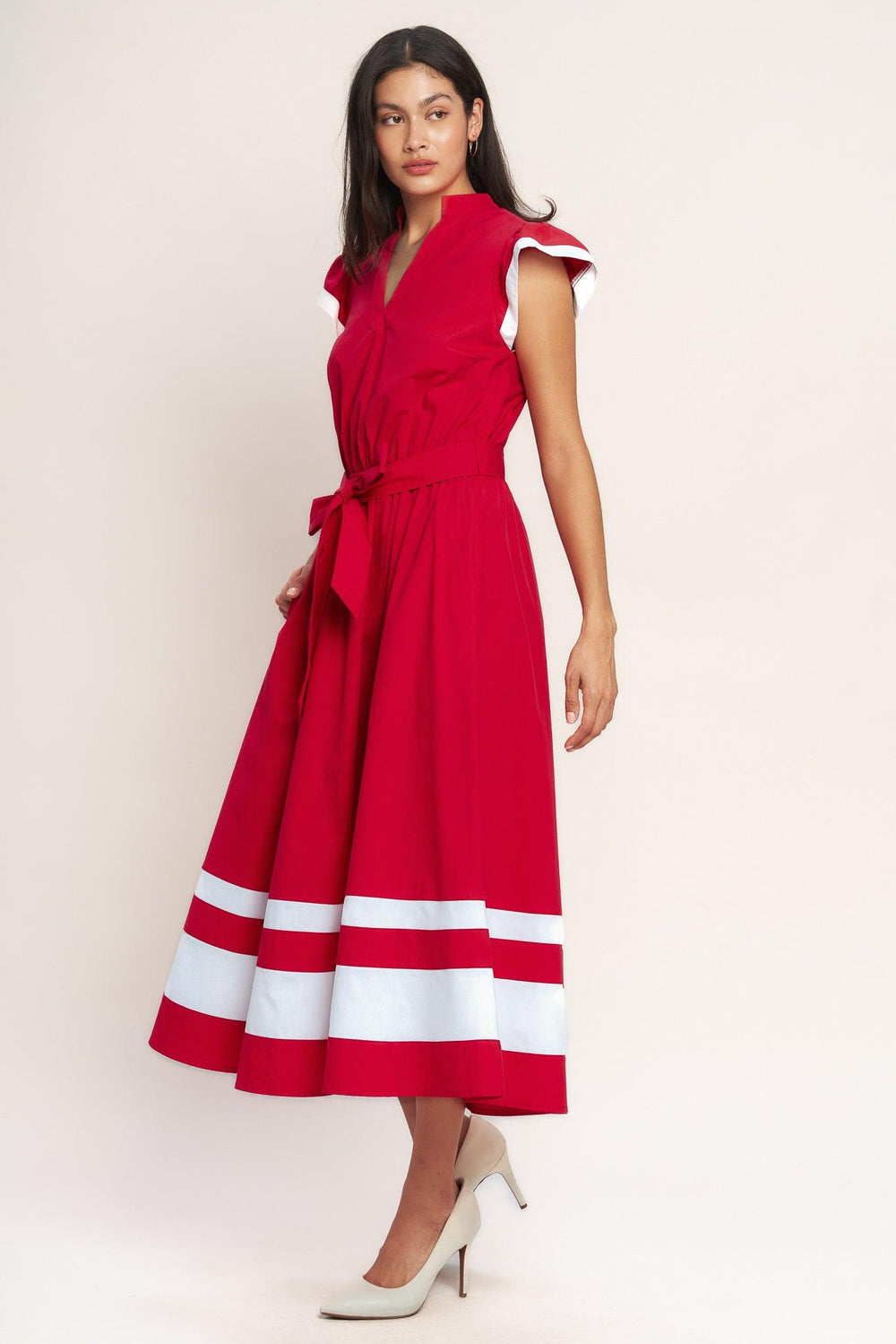 
A printed woven maxi dress featuring straight neckline, shoulder ties, tiered skirt and back zipper closure

Details:

Self : 100% Polyester
Lining : 100% Polyester

Size &amp; Fit

- Model is 5`8" And Wearing Size Small
- Measurements Taken From Size Small
- Approx. Length: 61" Flying Tomato