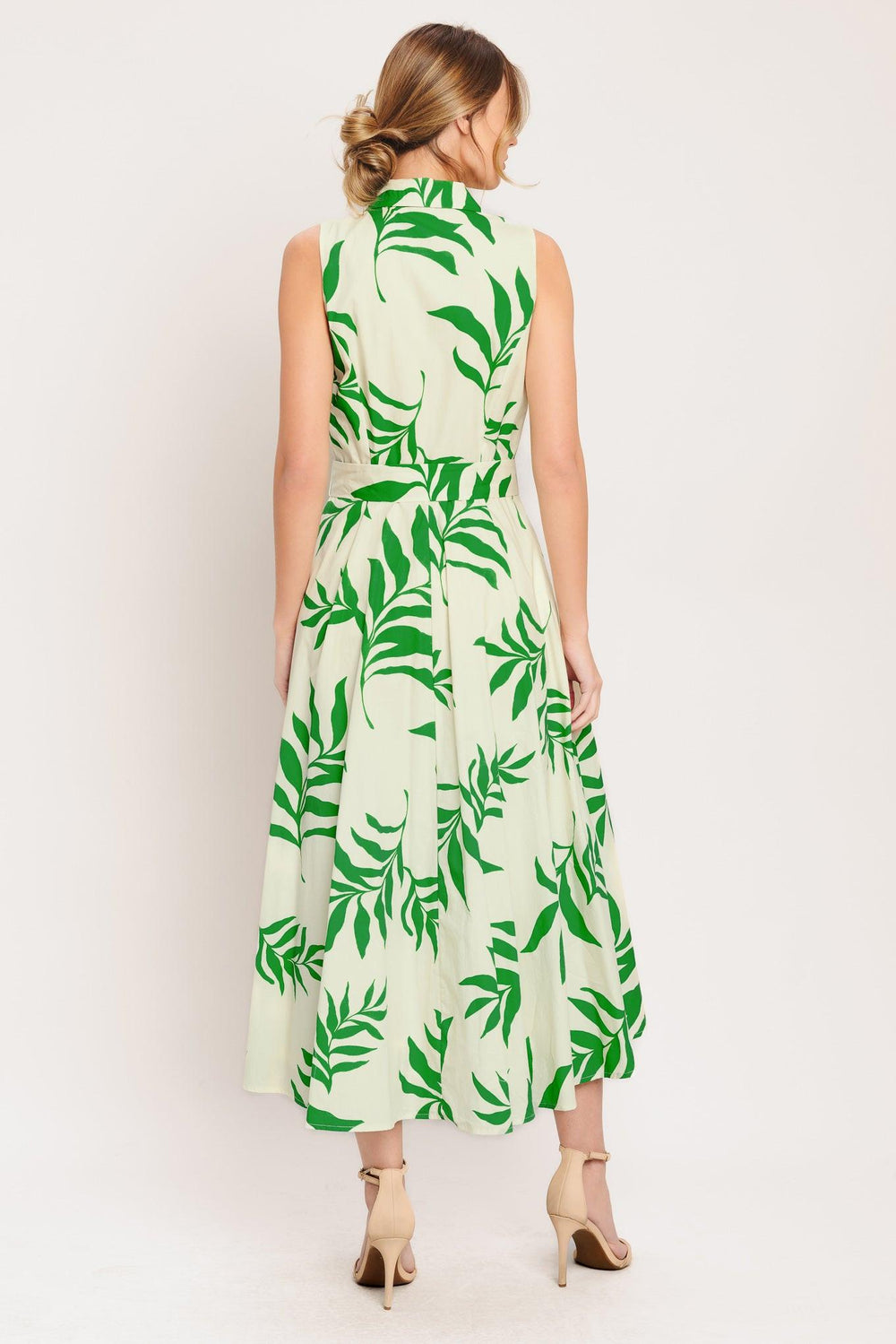 A printed woven midi dress featuring collar, sleeveless, button down, self belt and full skirt

Details:

Self: 100% Cotton

Lining: 100% Polyester

Size & Fit

-Model is 5`8" And Wearing Size Small
-Measurements Taken From Size Small
-Approx. Length: 52"