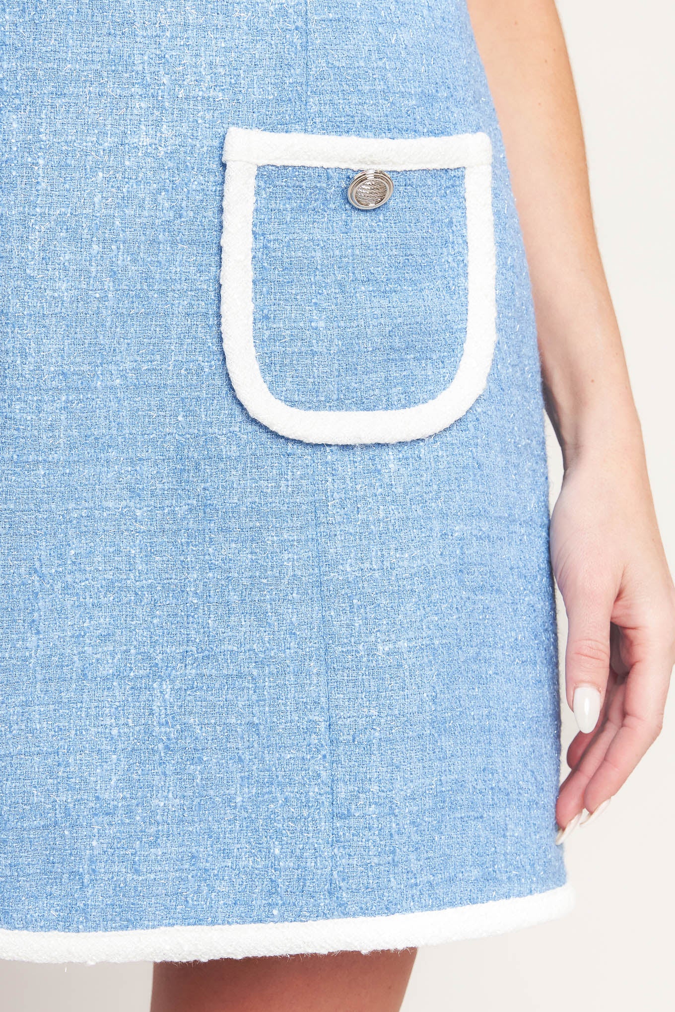 A solid woven mini dress with round neckline, sleeveless, pockets and back zipper closure

Details:

Self: 73% Polyester 27% Rayon

Contrast: 73% Polyester 27% Rayon

Lining: 100% Polyester

Size & Fit

-Model is 5`8" And Wearing Size Small 
-Measurements Taken From Size Small
-Approx. Length: 34"