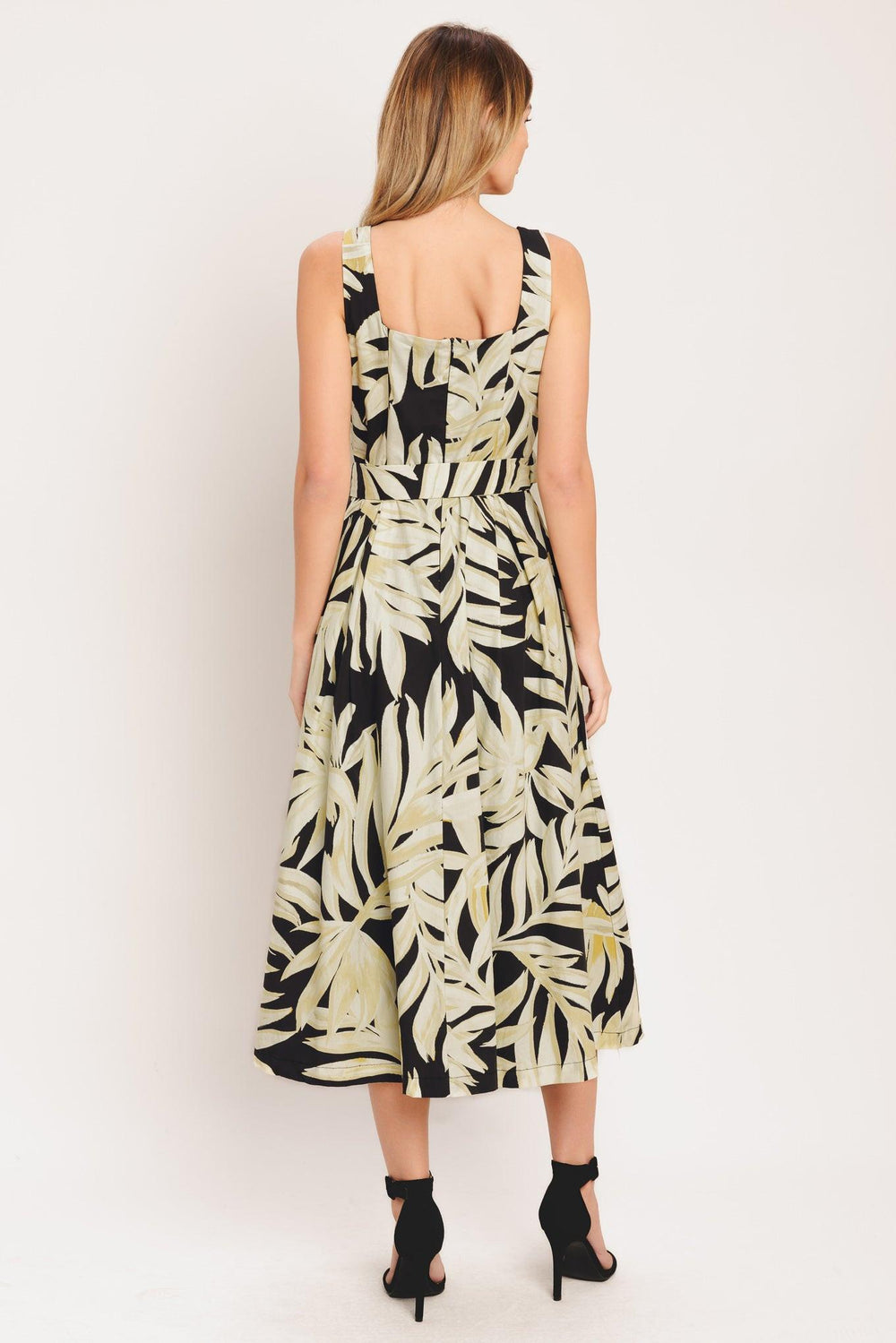Details:

Self: 100% Cotton

Lining: 100% Polyester

Size & Fit

-Model is 5`8" And Wearing Size Small
-Measurements Taken From Size Small
-Approx. Length: 49"